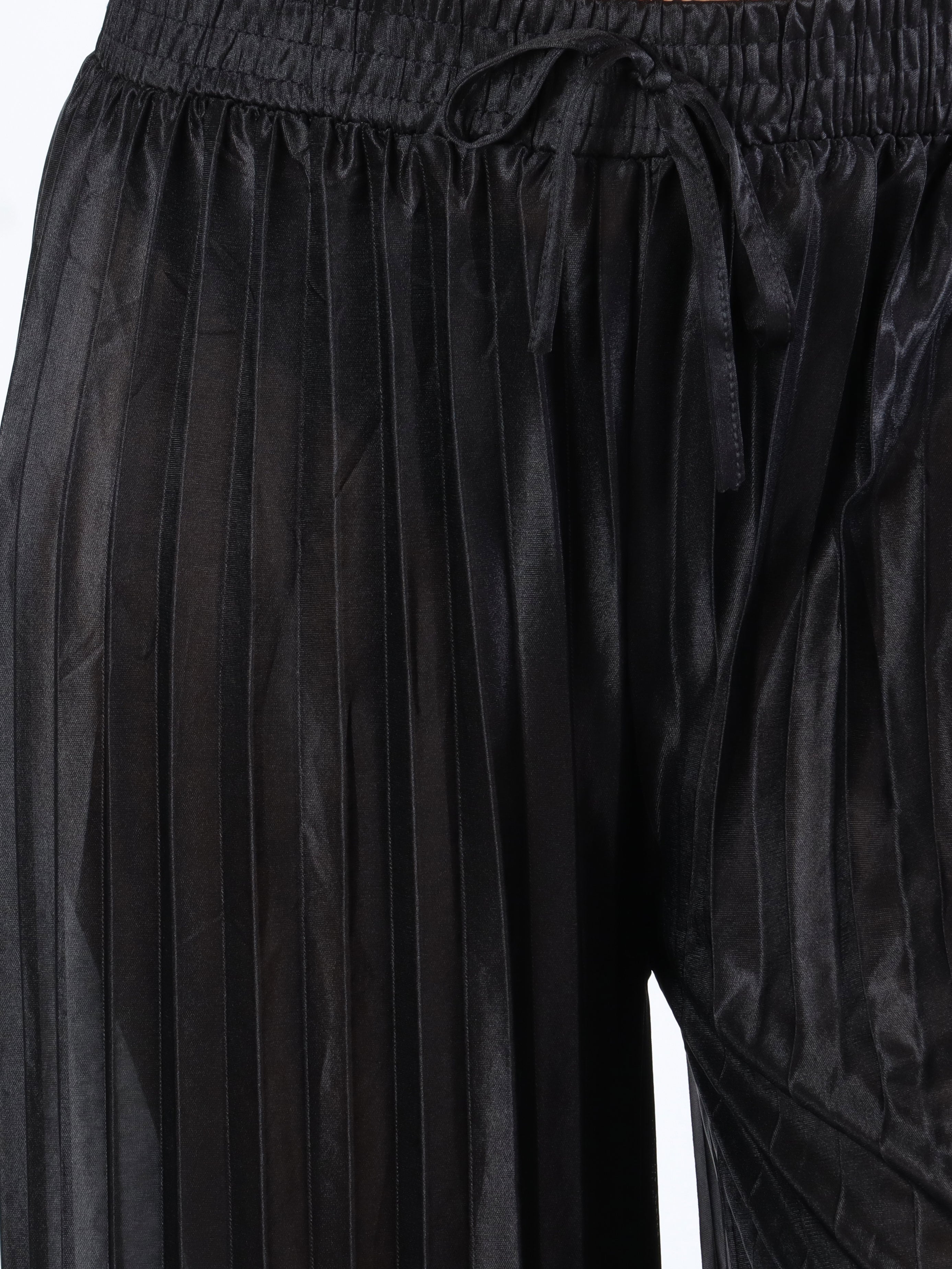 Callie - Enkla plisserade byxor i glänsande tyg