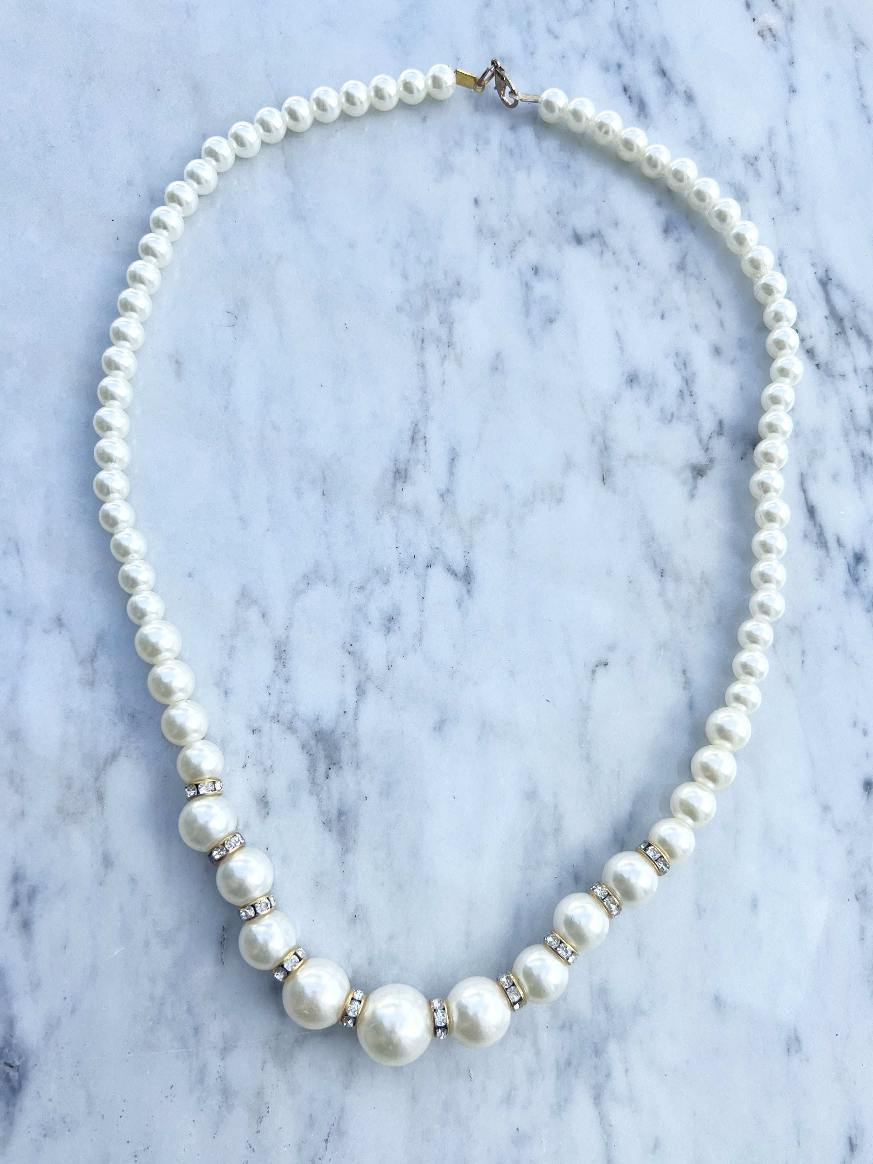 Samara - Sött pärlhalsband med gulddetaljer - White