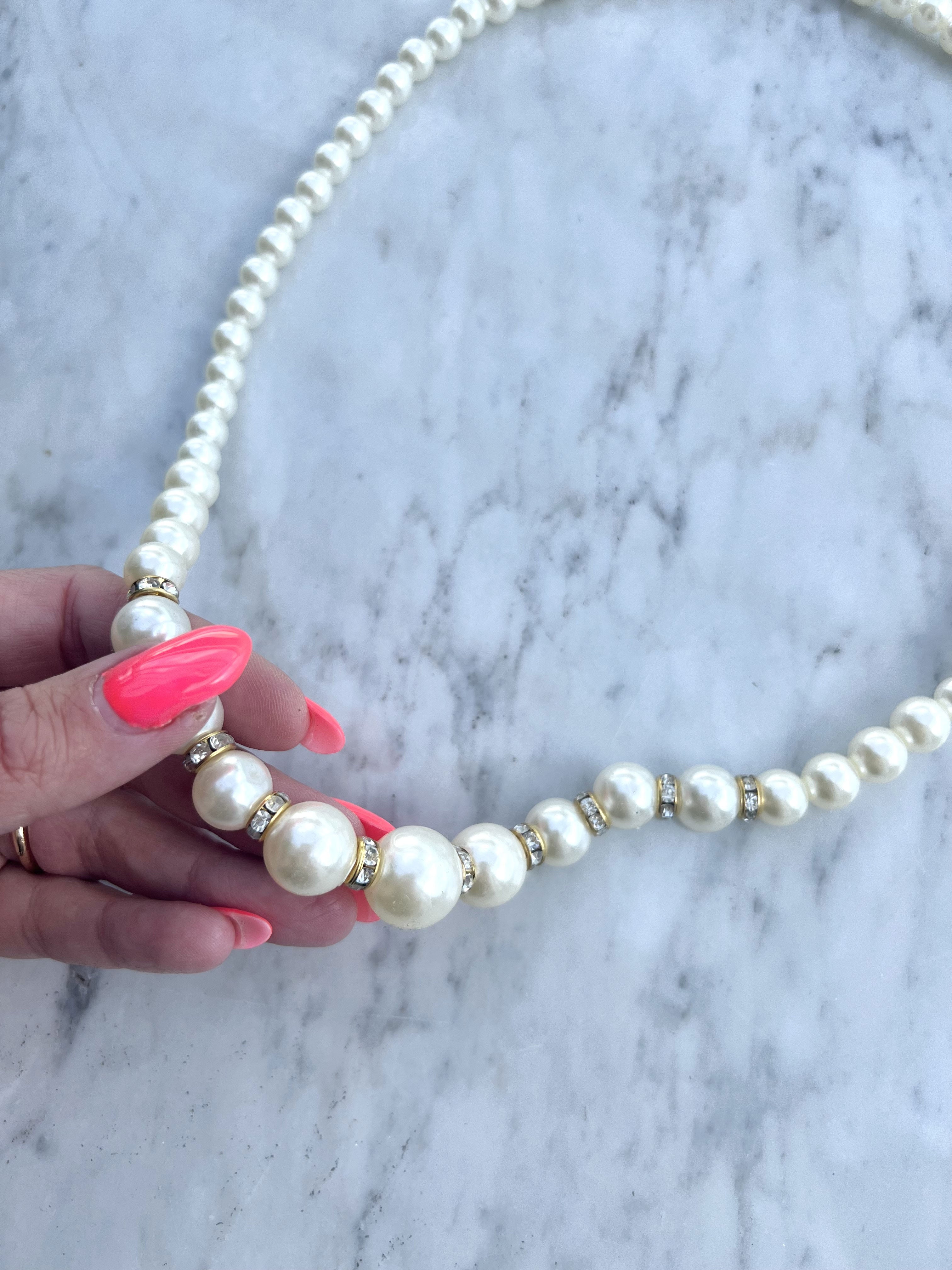 Samara - Sött pärlhalsband med gulddetaljer