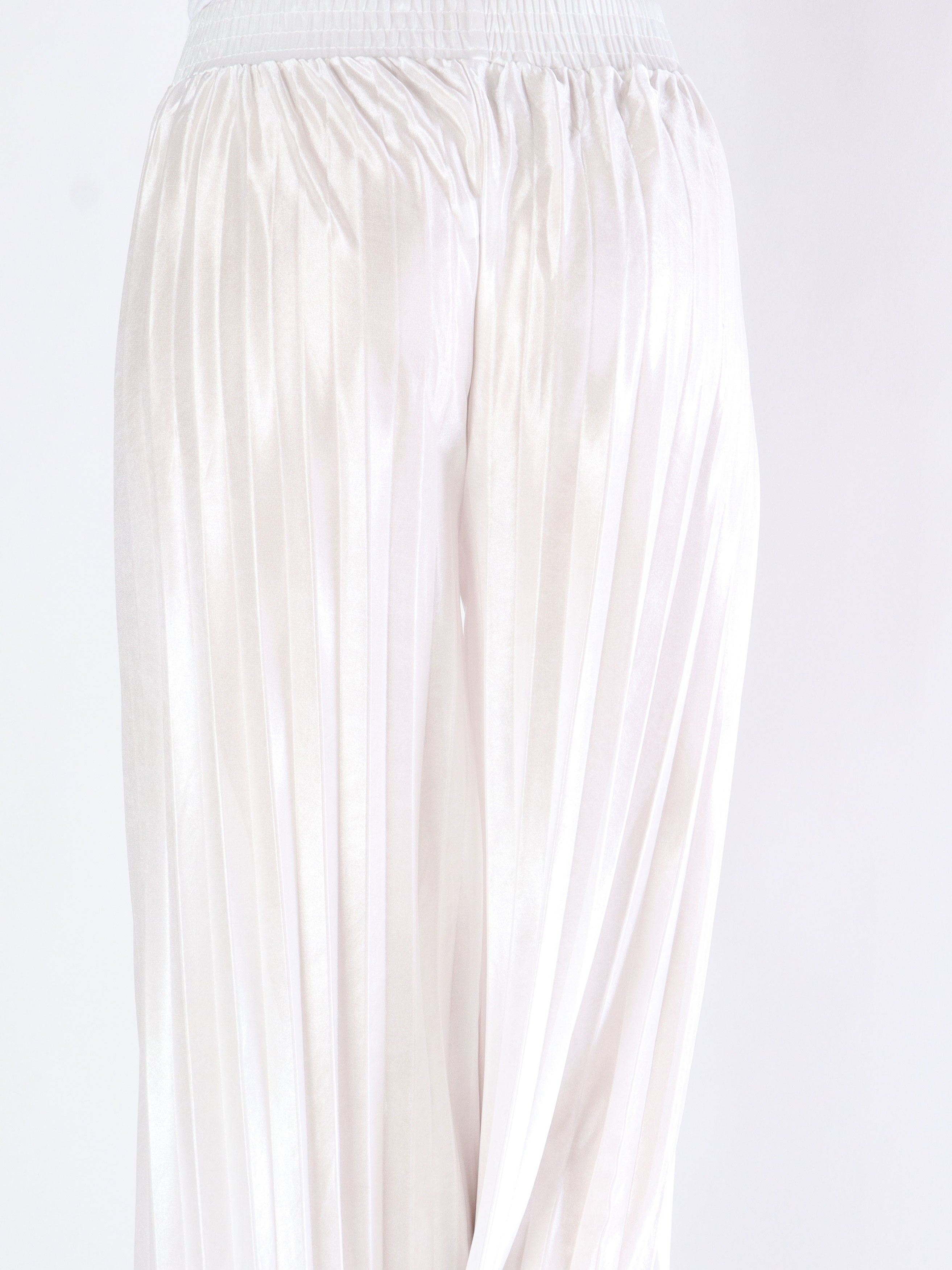 Callie - Enkla plisserade byxor i glänsande tyg