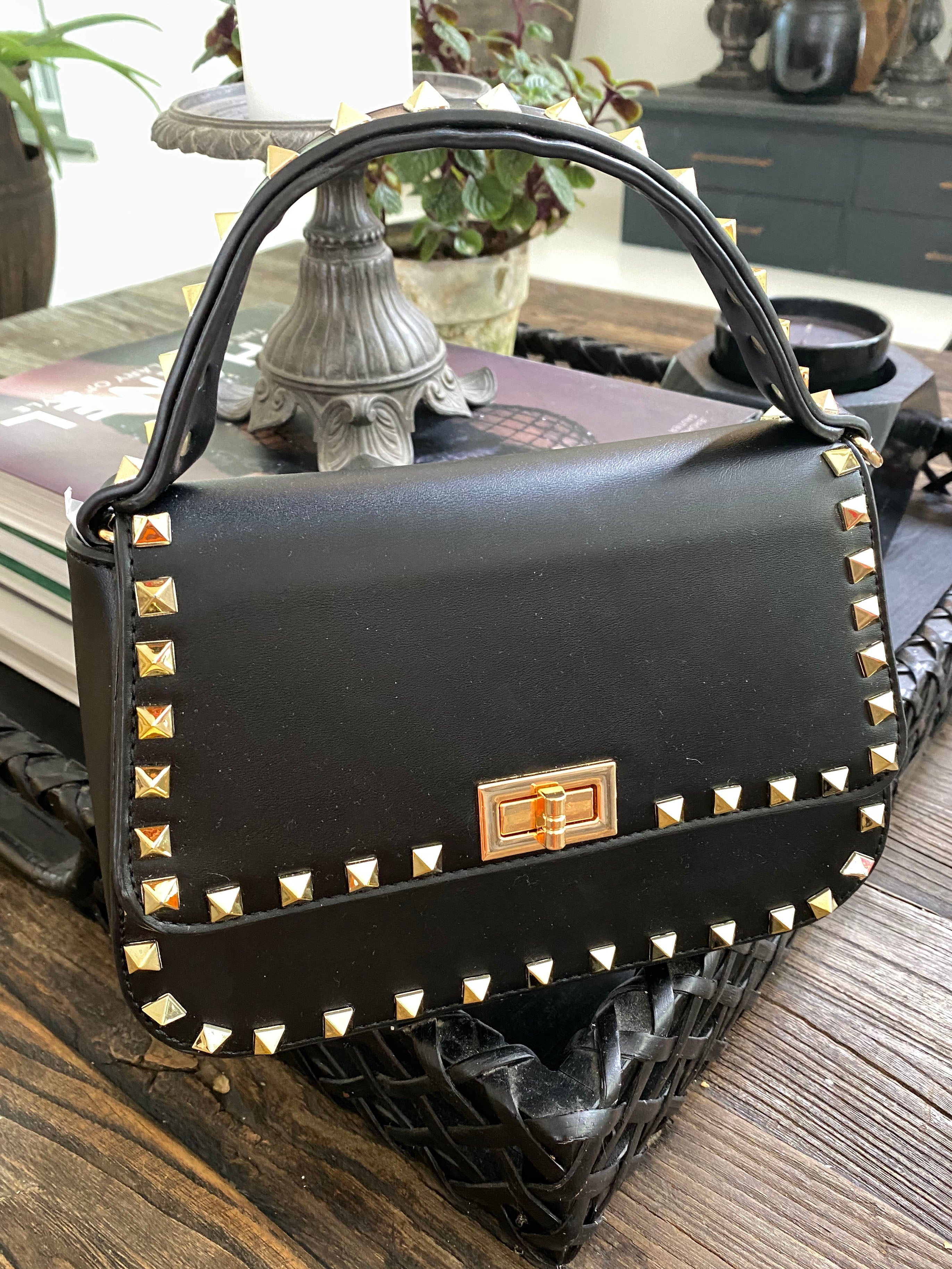 Minna - Liten beige väska med guldnitar