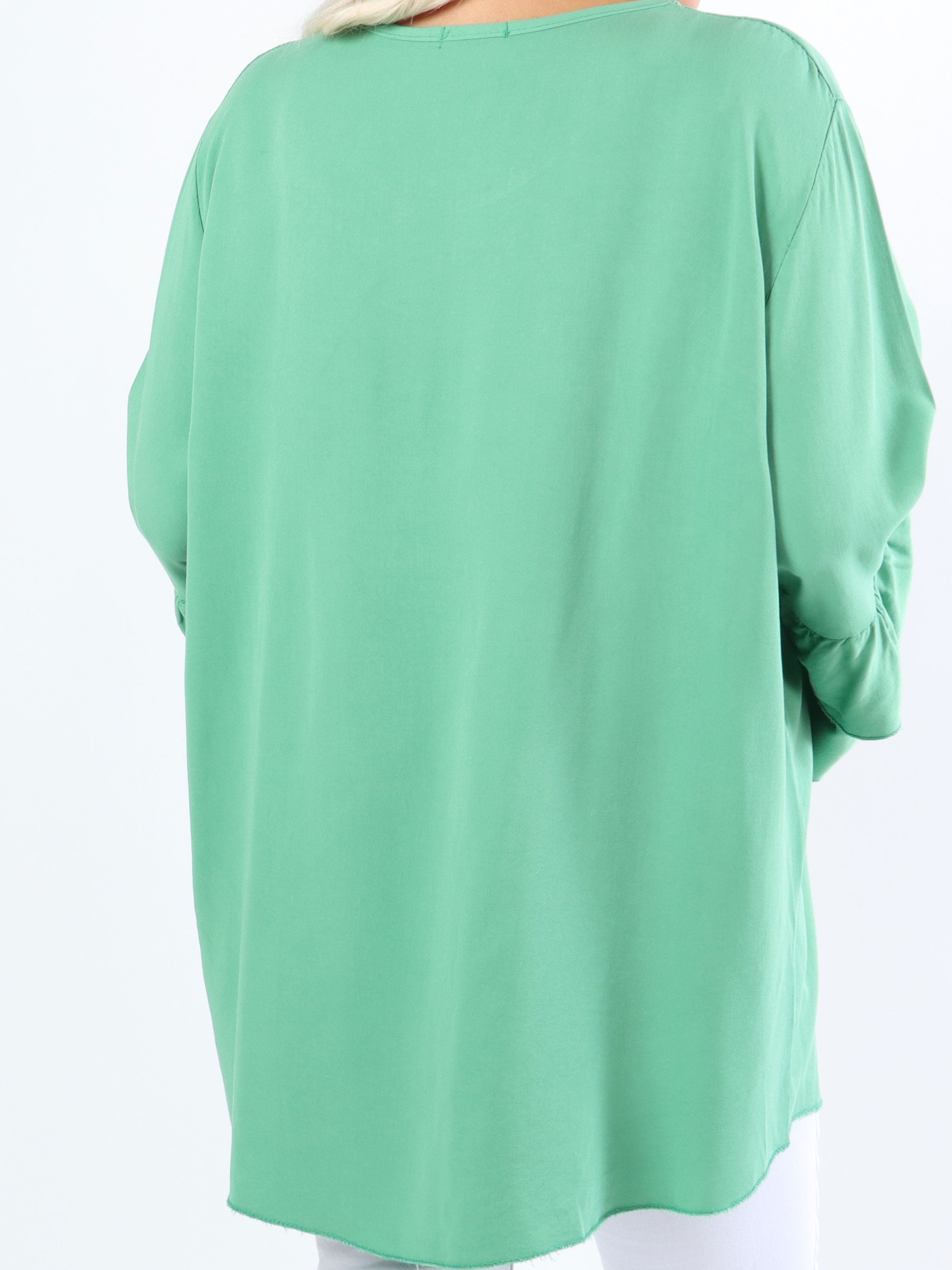 Kayla - Söt plus size blus i viskos med volanger på ärmarna - Green