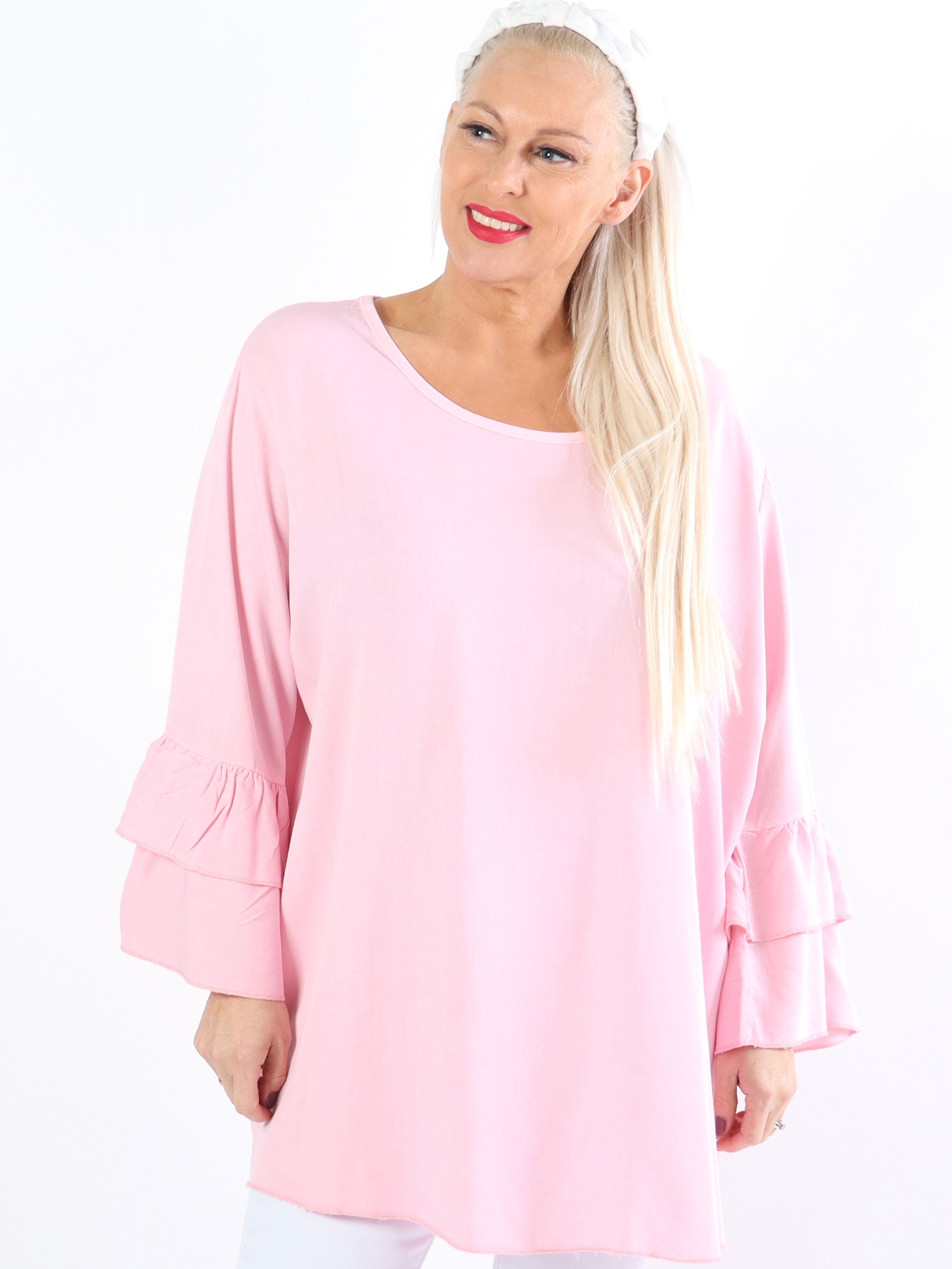 Kayla - Söt plus size blus i viskos med volanger på ärmarna