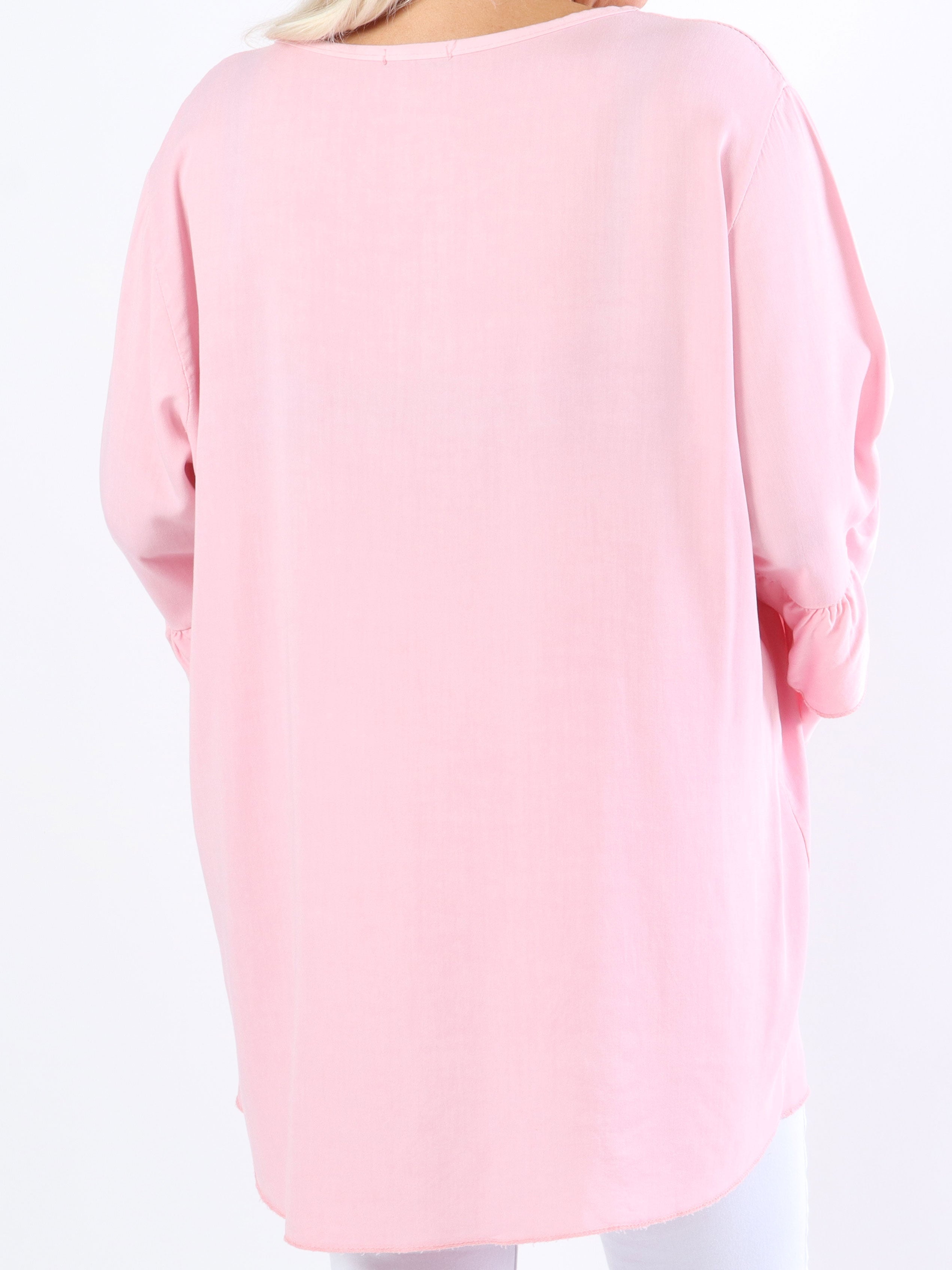 Kayla - Söt plus size blus i viskos med volanger på ärmarna