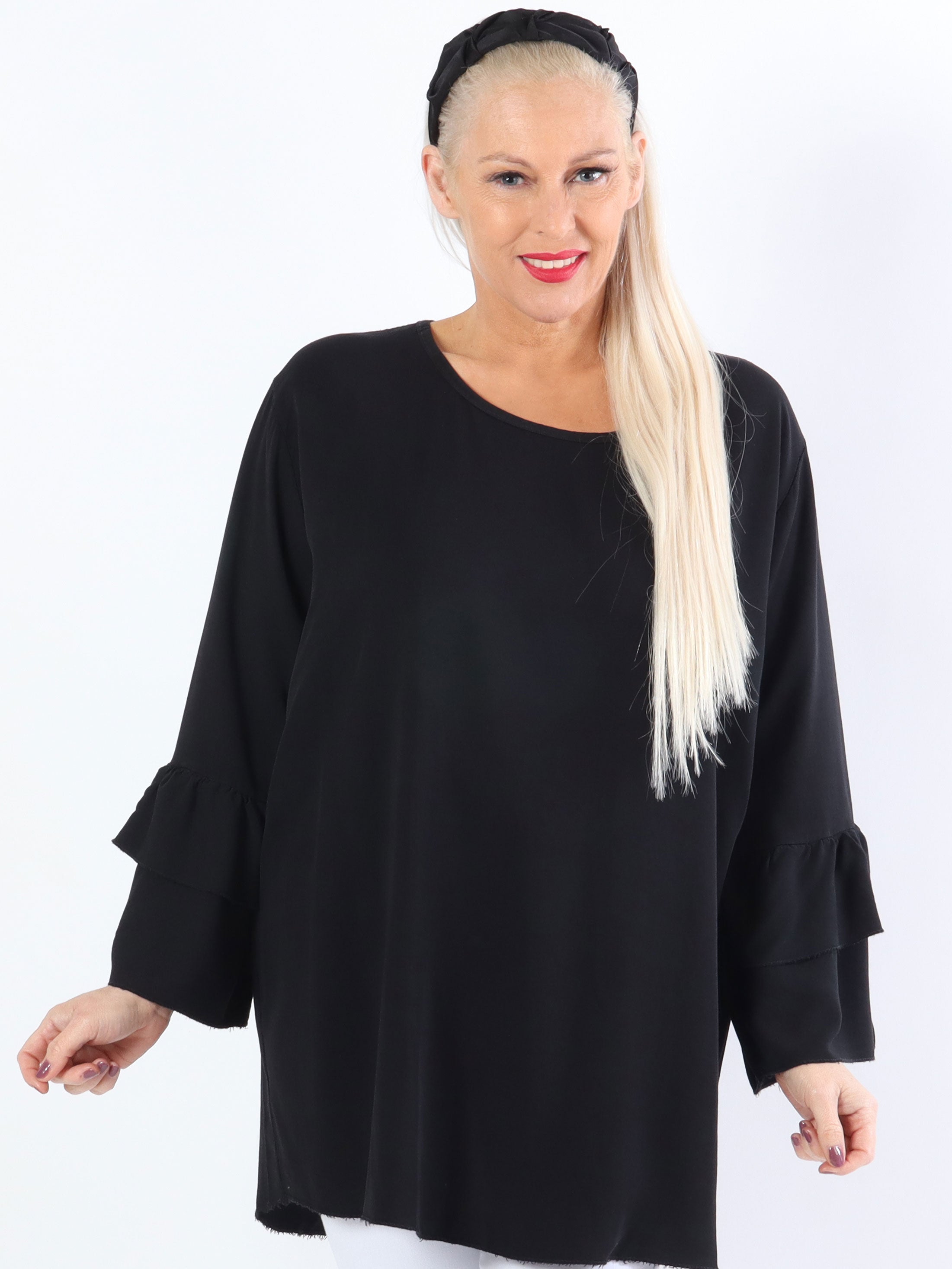 Kayla - Söt plus size blus i viskos med volanger på ärmarna