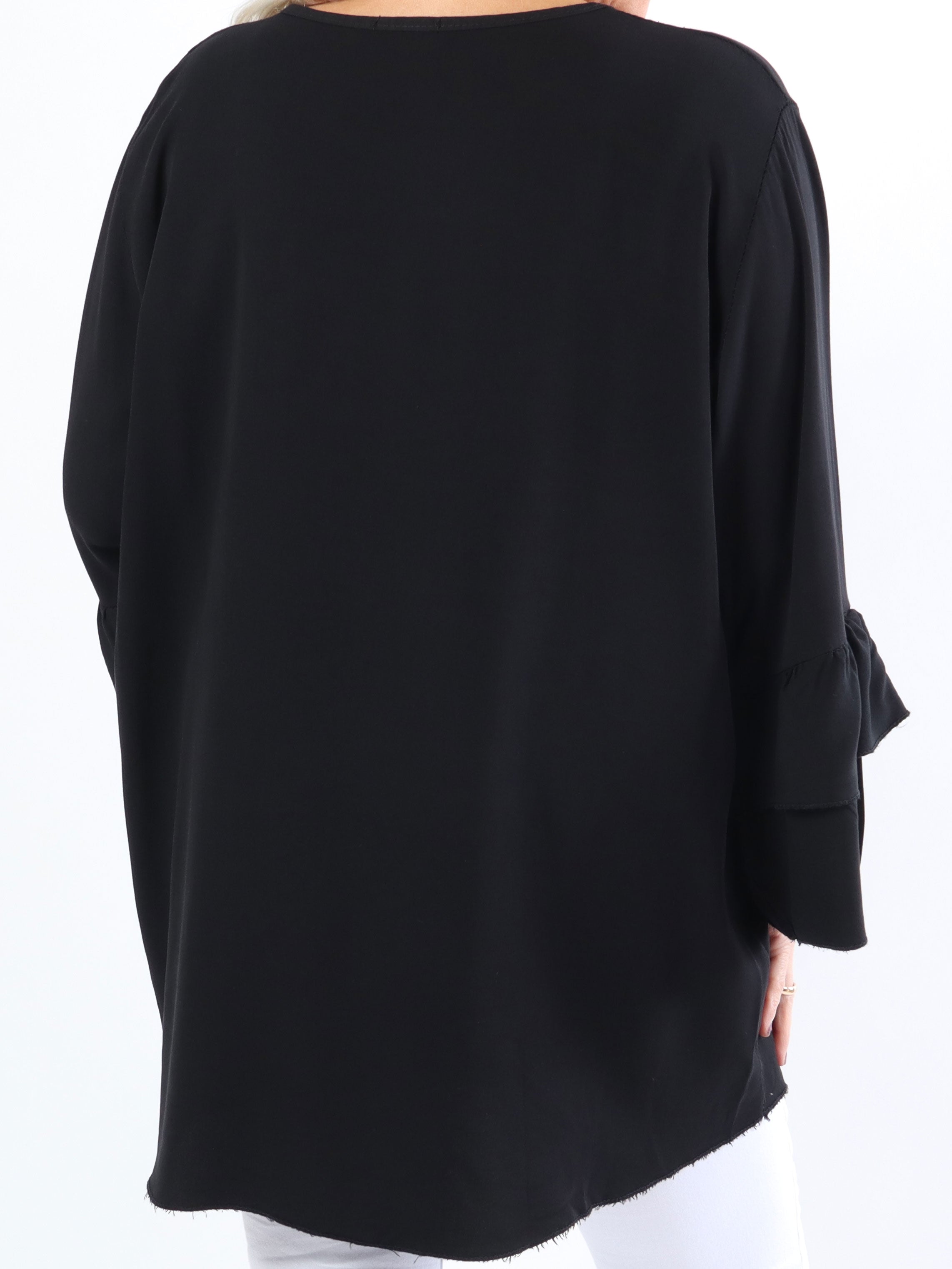 Kayla - Söt plus size blus i viskos med volanger på ärmarna