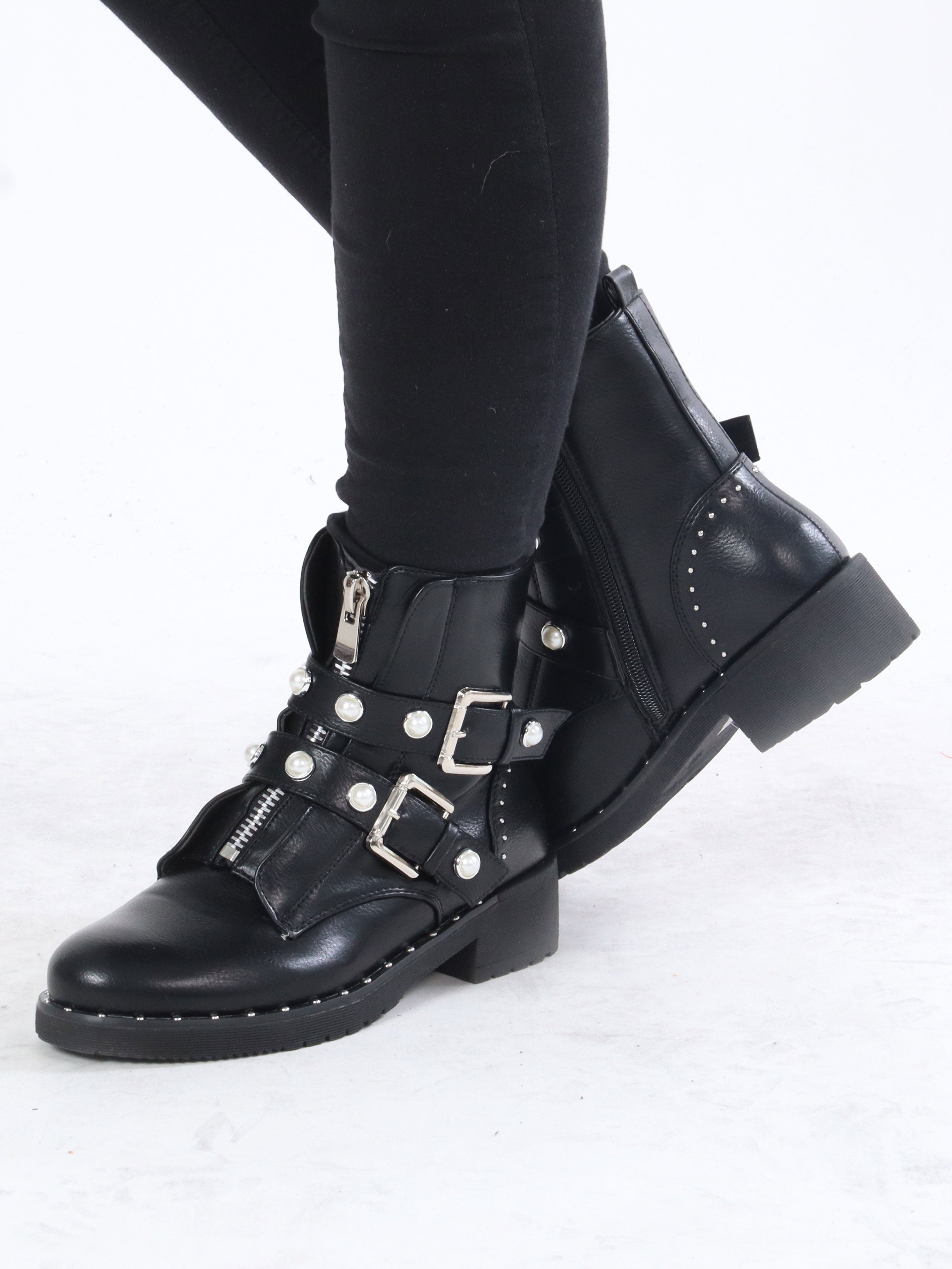 Dacy - Svarta stövlar med pärlor och spännen