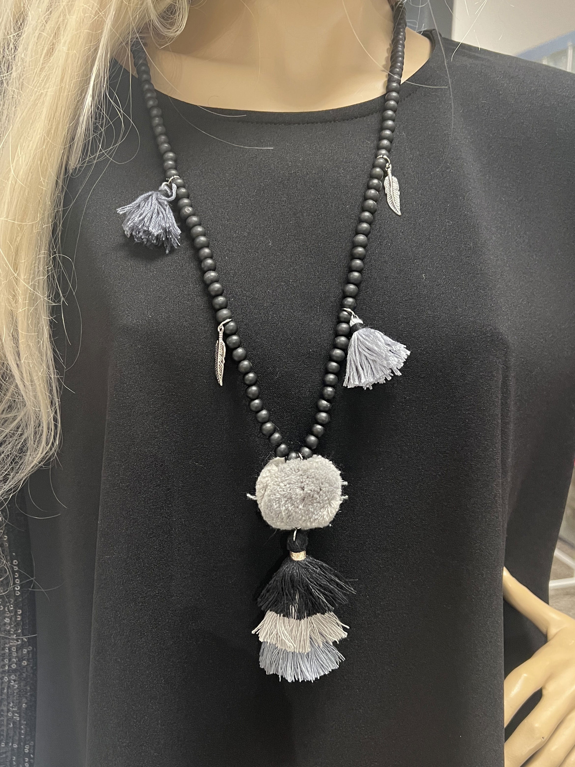 Elisabetta - Svart pärlhalsband med grå tofsar - Grey