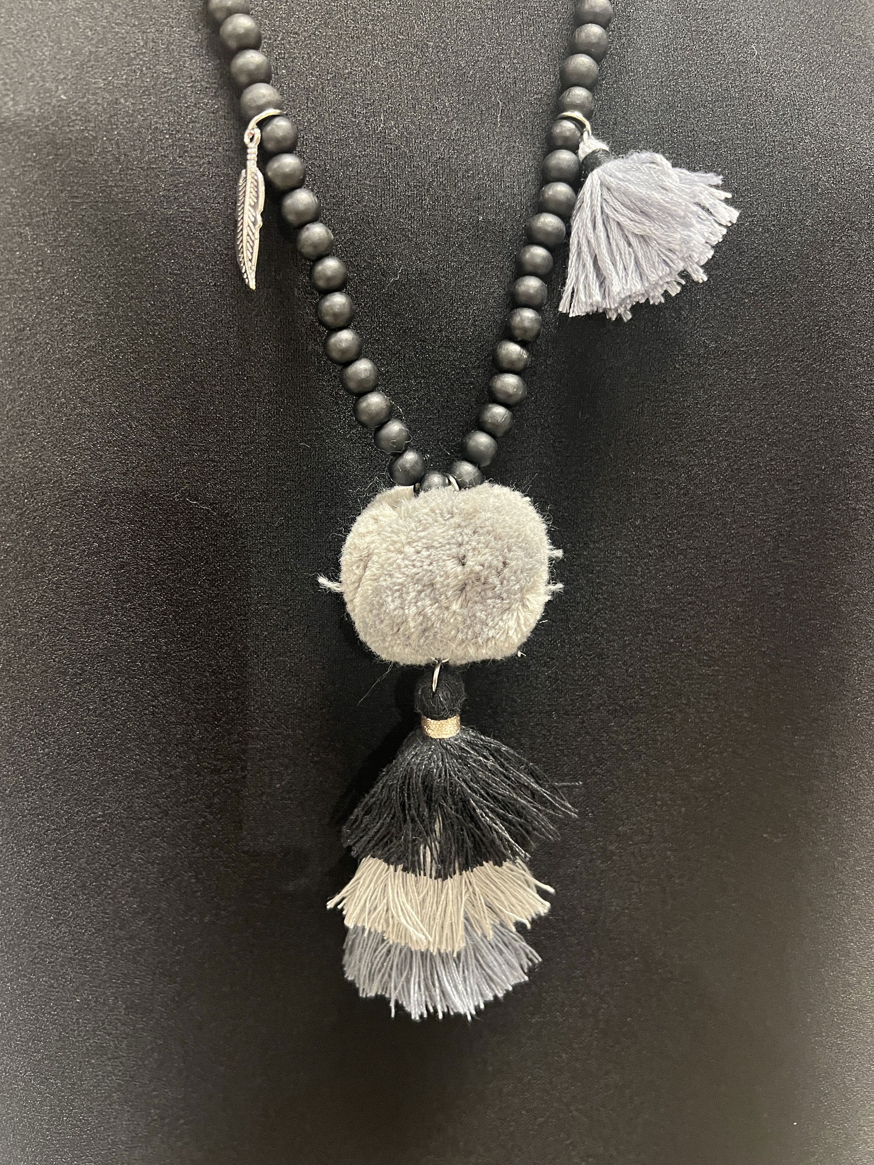 Elisabetta - Svart pärlhalsband med grå tofsar