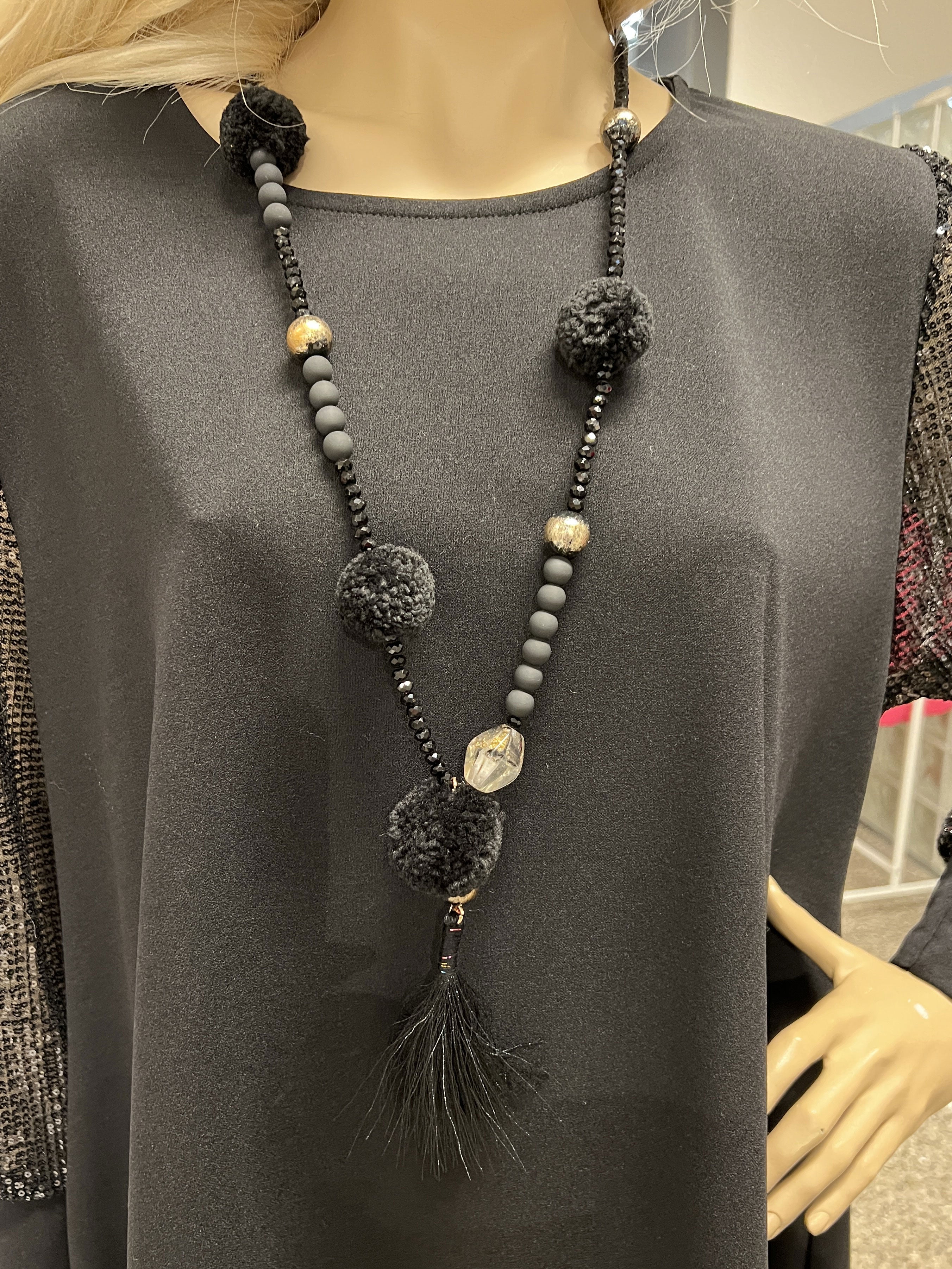 Florentina - Svart pärlhalsband med svarta pompoms - Black