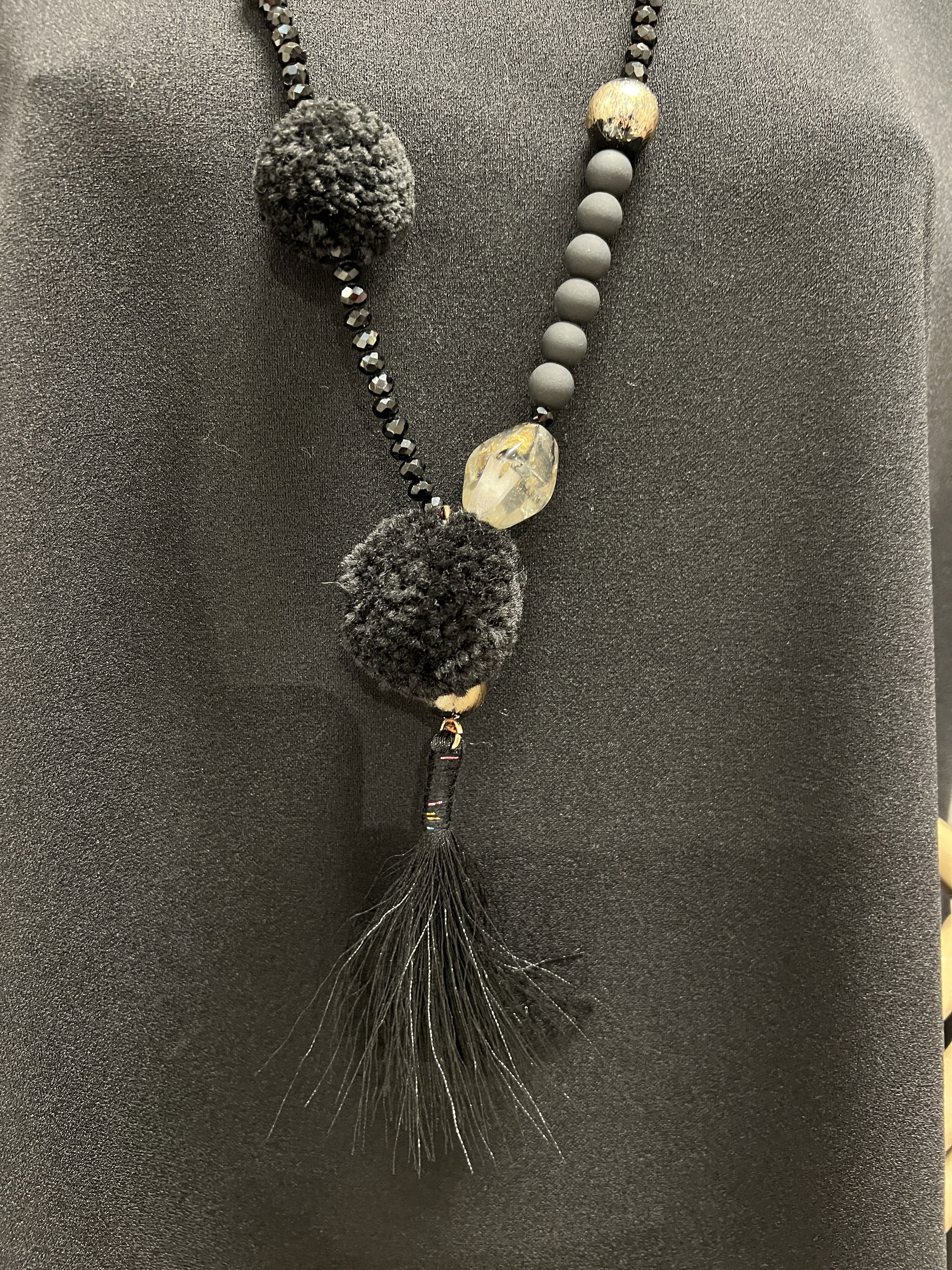 Florentina - Svart pärlhalsband med svarta pompoms