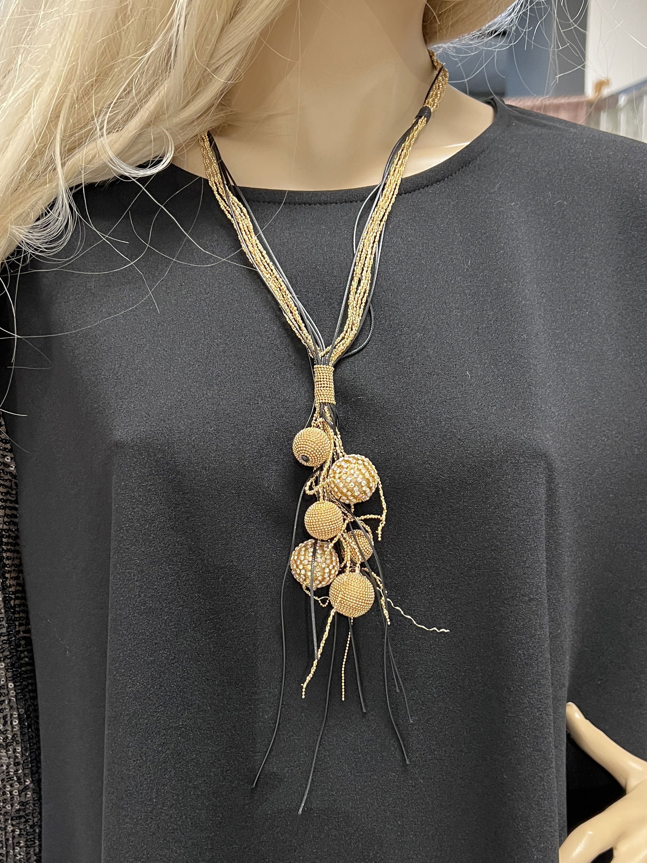 Coco - Halsband med svarta och gyllene kedjor - Gold