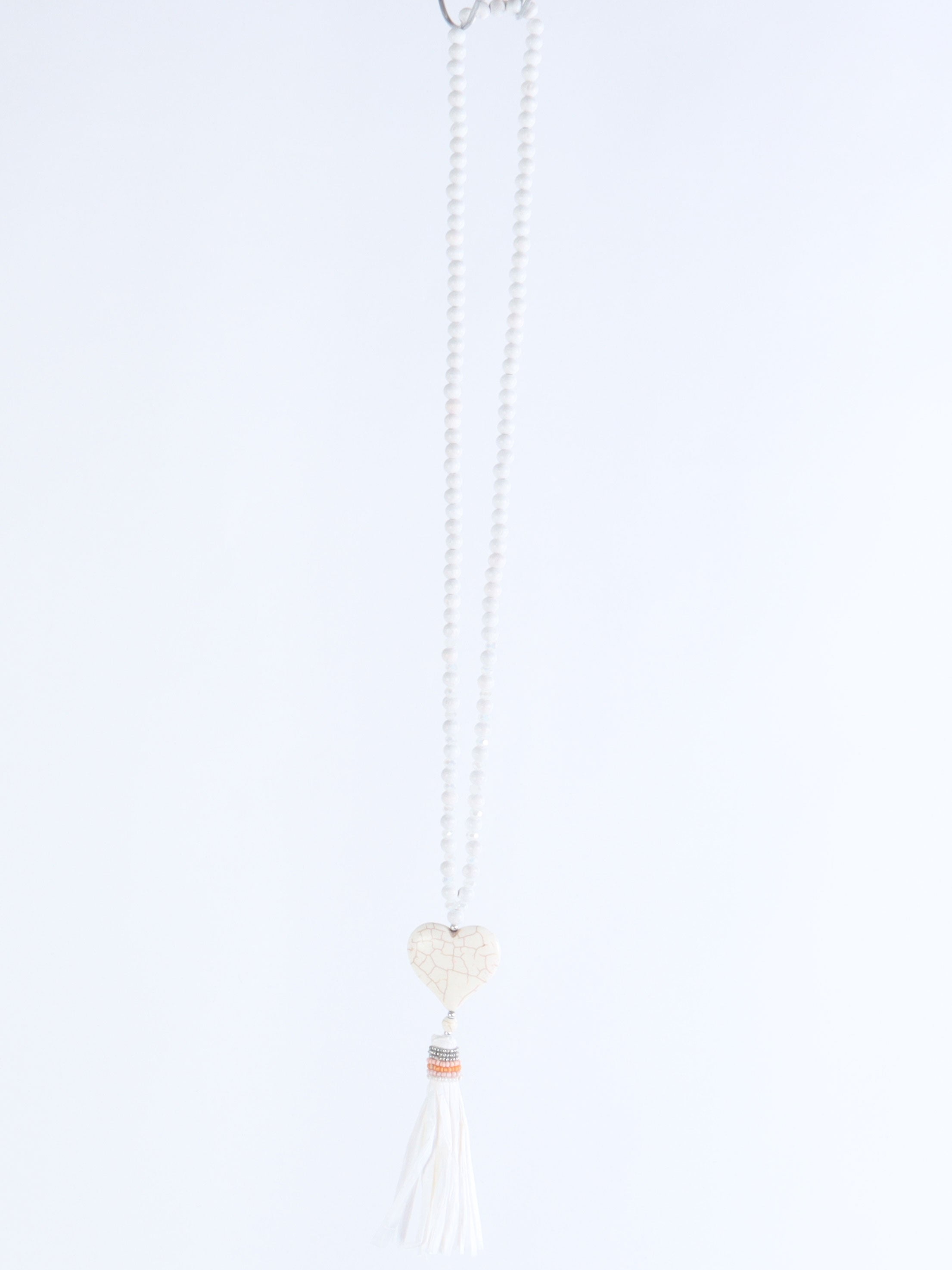 Estra - Svart pärlhalsband med hjärta och tofs