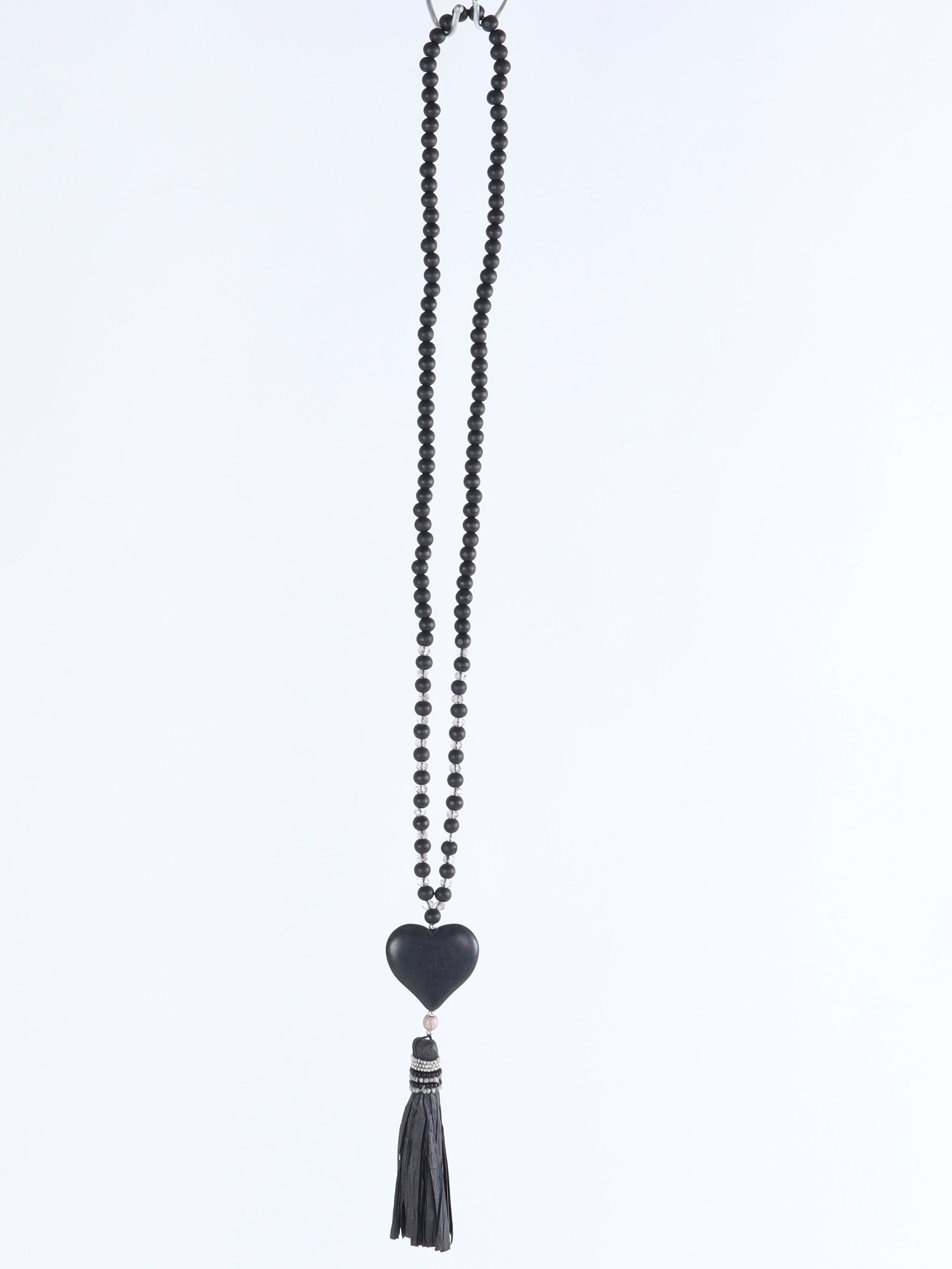 Estra - Svart pärlhalsband med hjärta och tofs