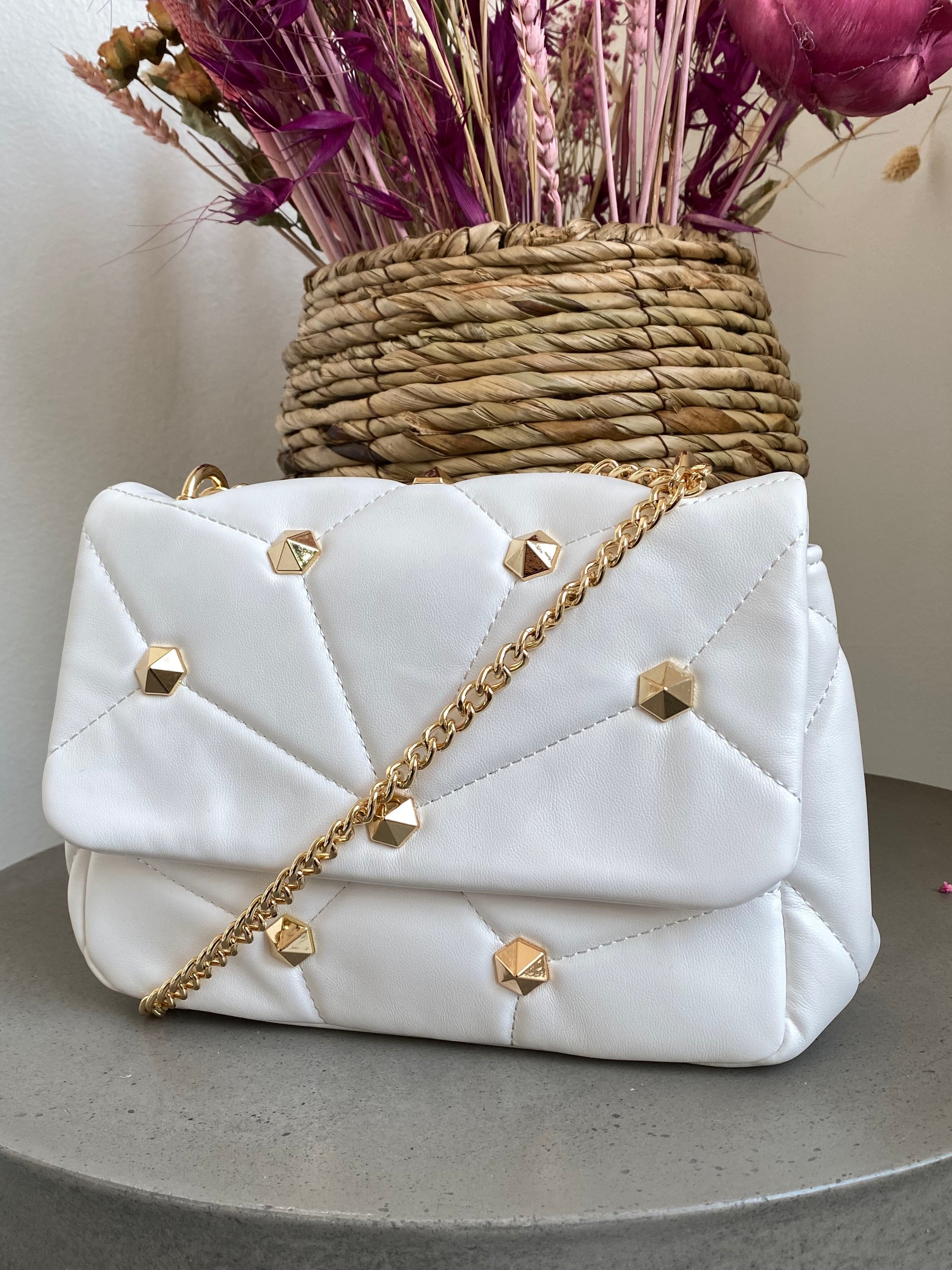 Liva - Svart korsväska med guldkedja och nitar