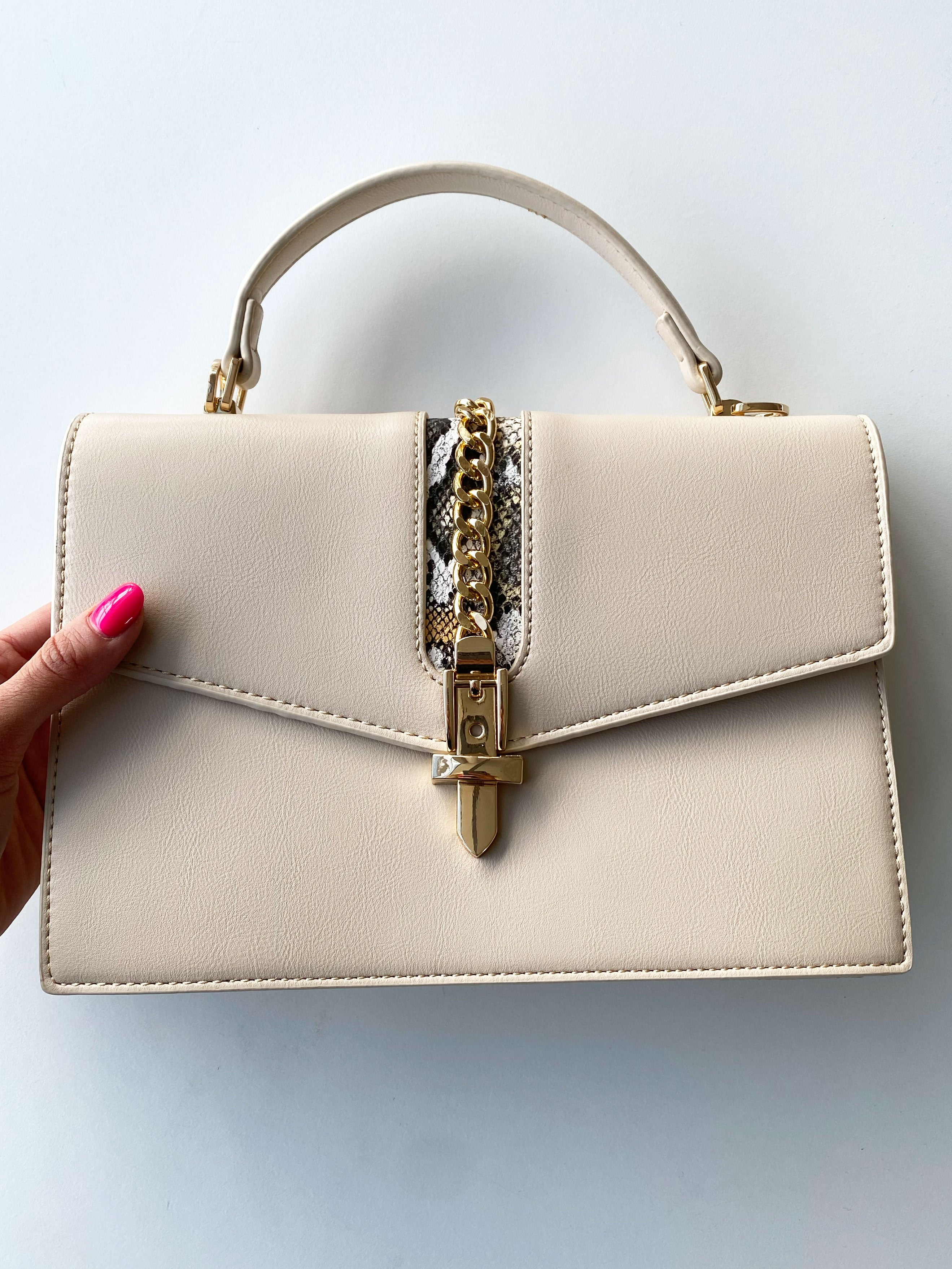 Rio - Beige handväska med gulddetaljer och ormtryck