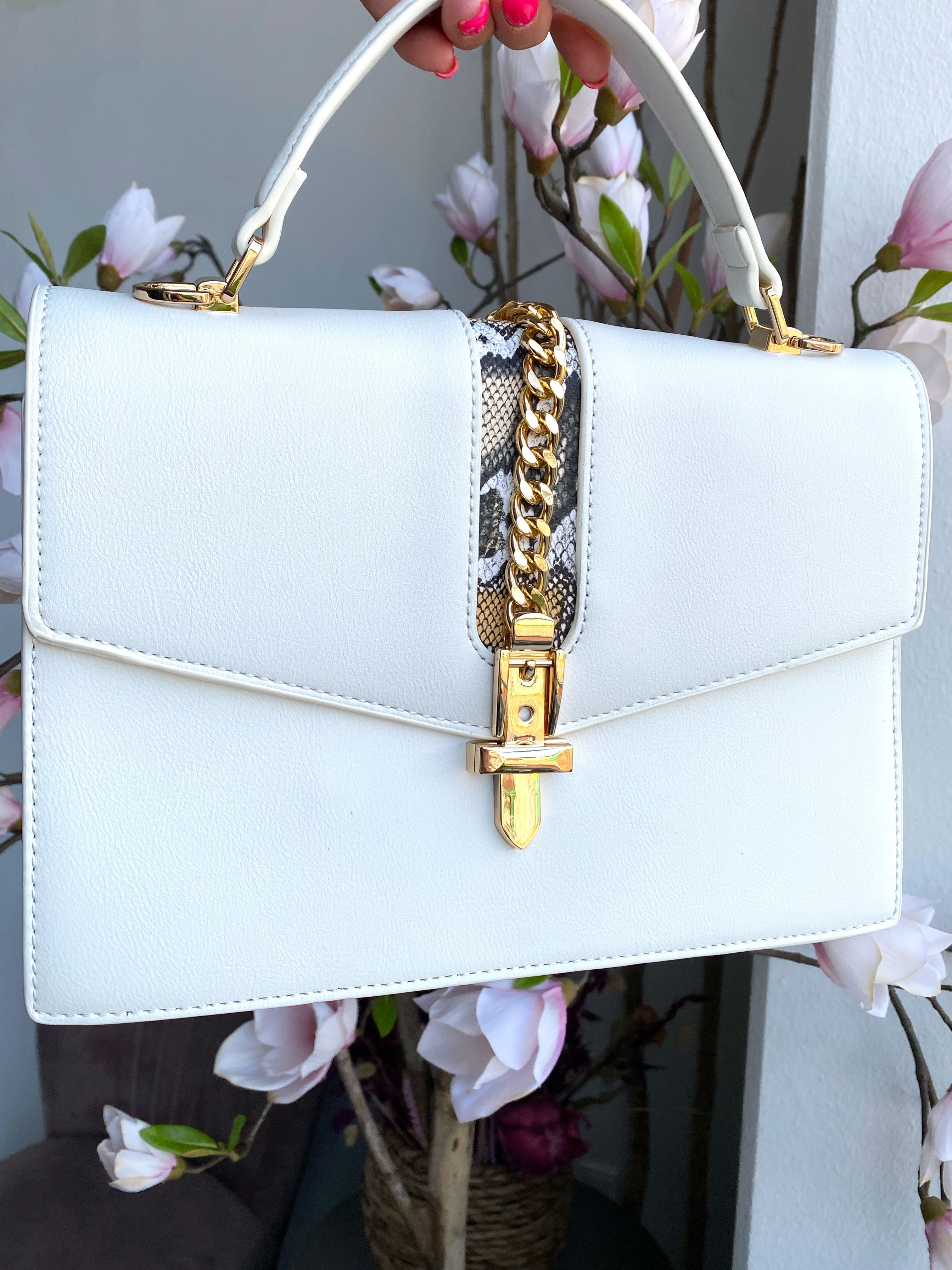 Rio - Beige handväska med gulddetaljer och ormtryck