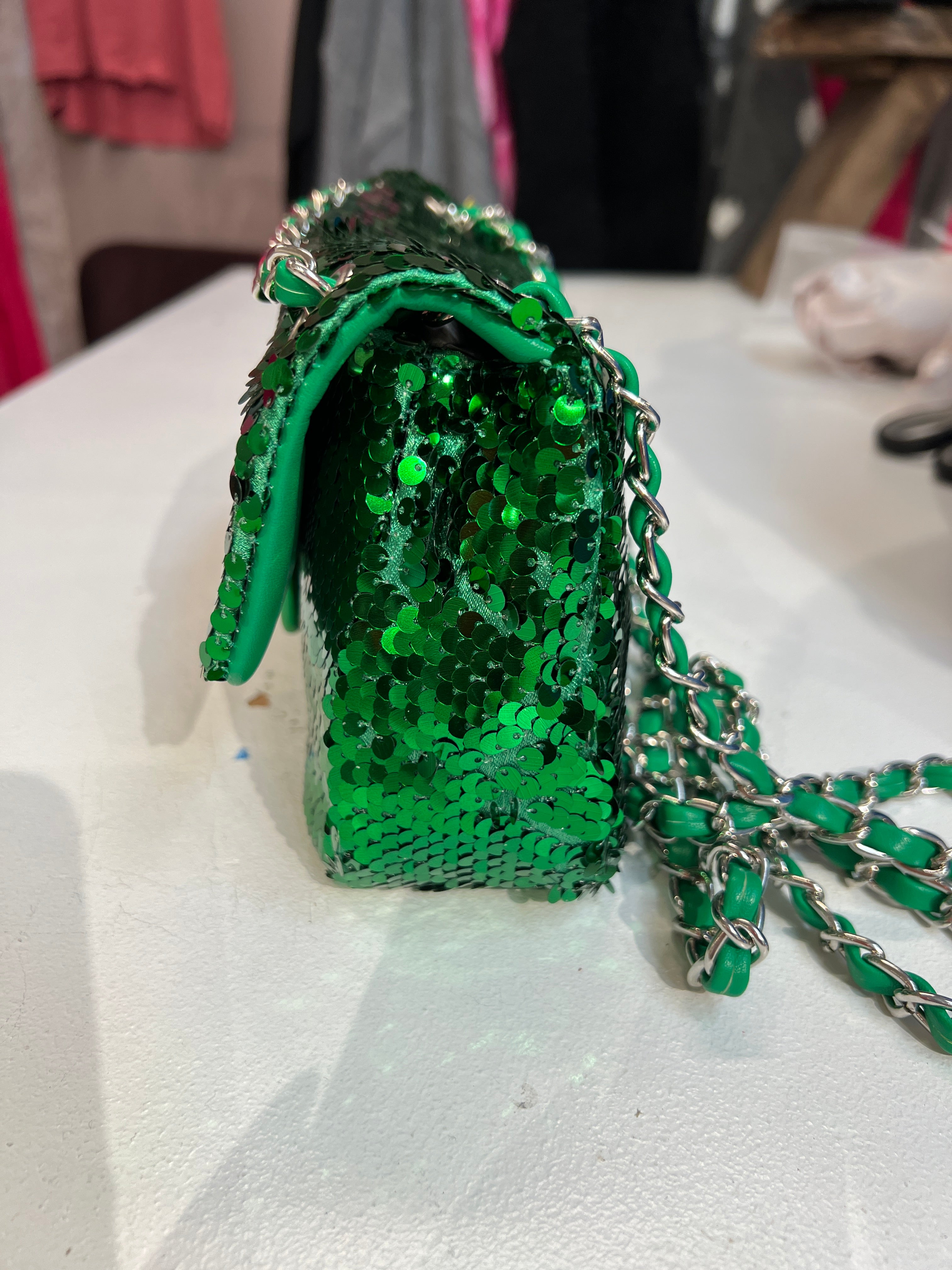 Alina - Paljettväska med silverkedja