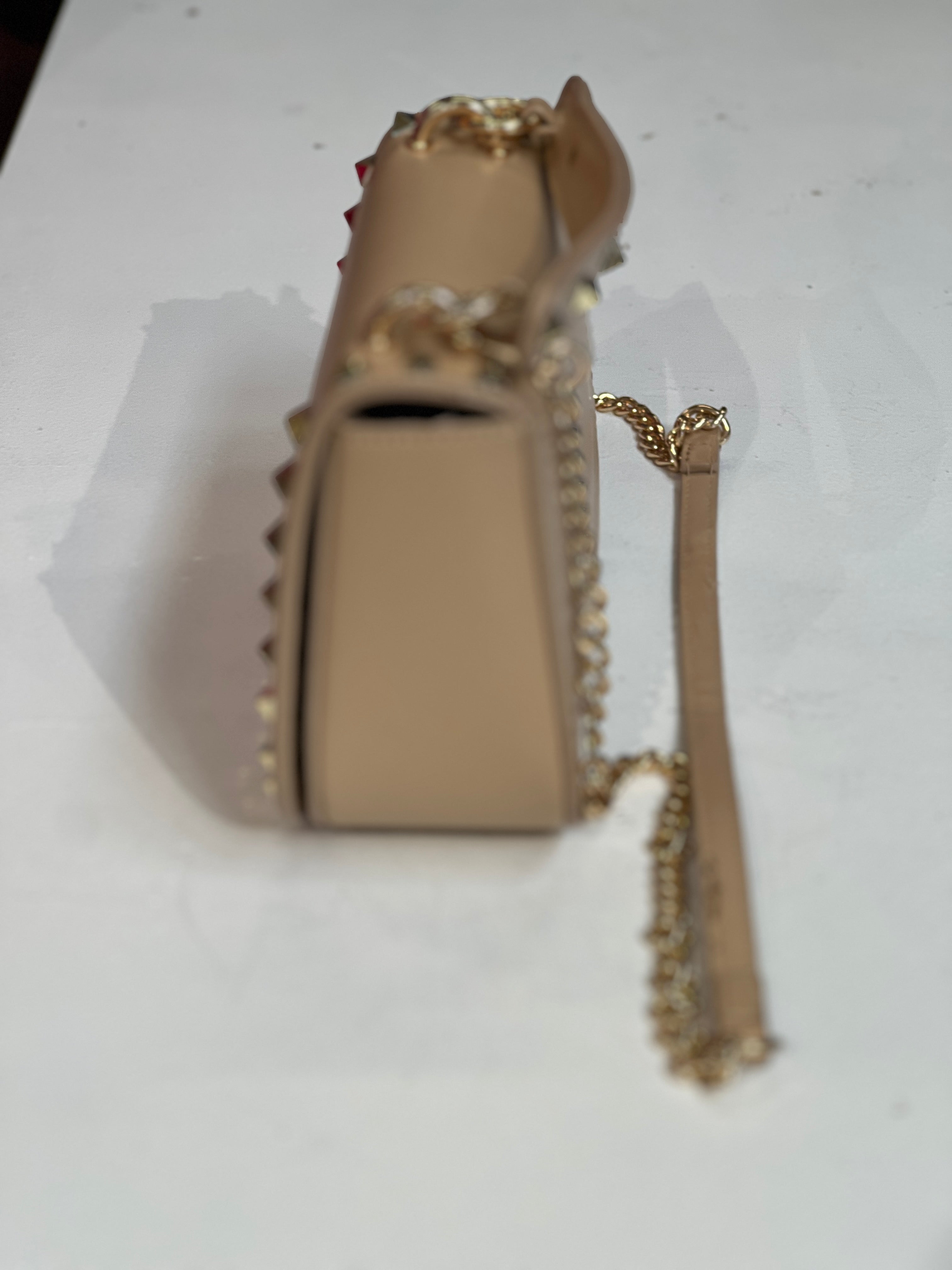 Lisa - Liten väska med guld nitar