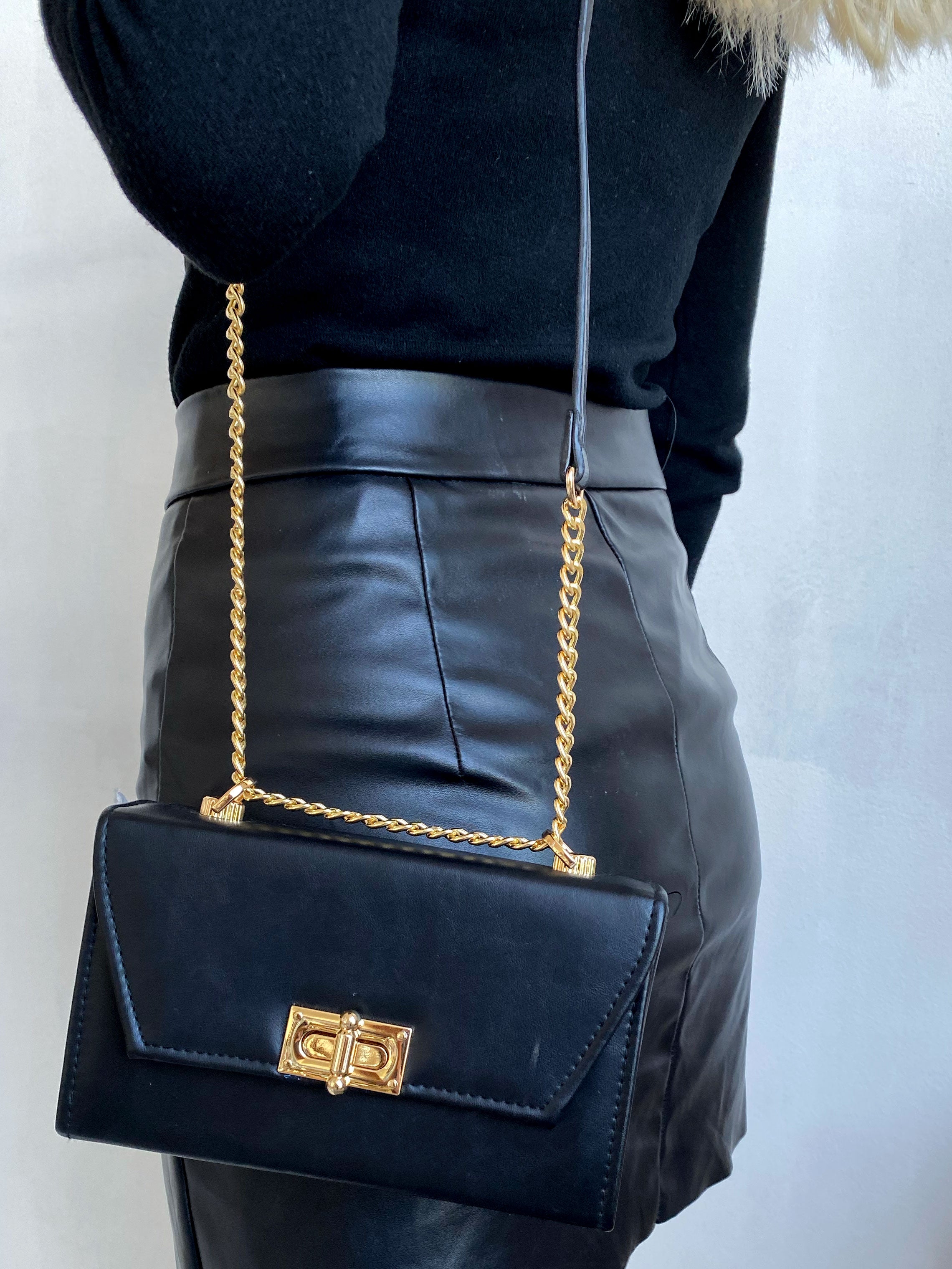 Elinora - Svart liten fyrkantig väska med guldkedja