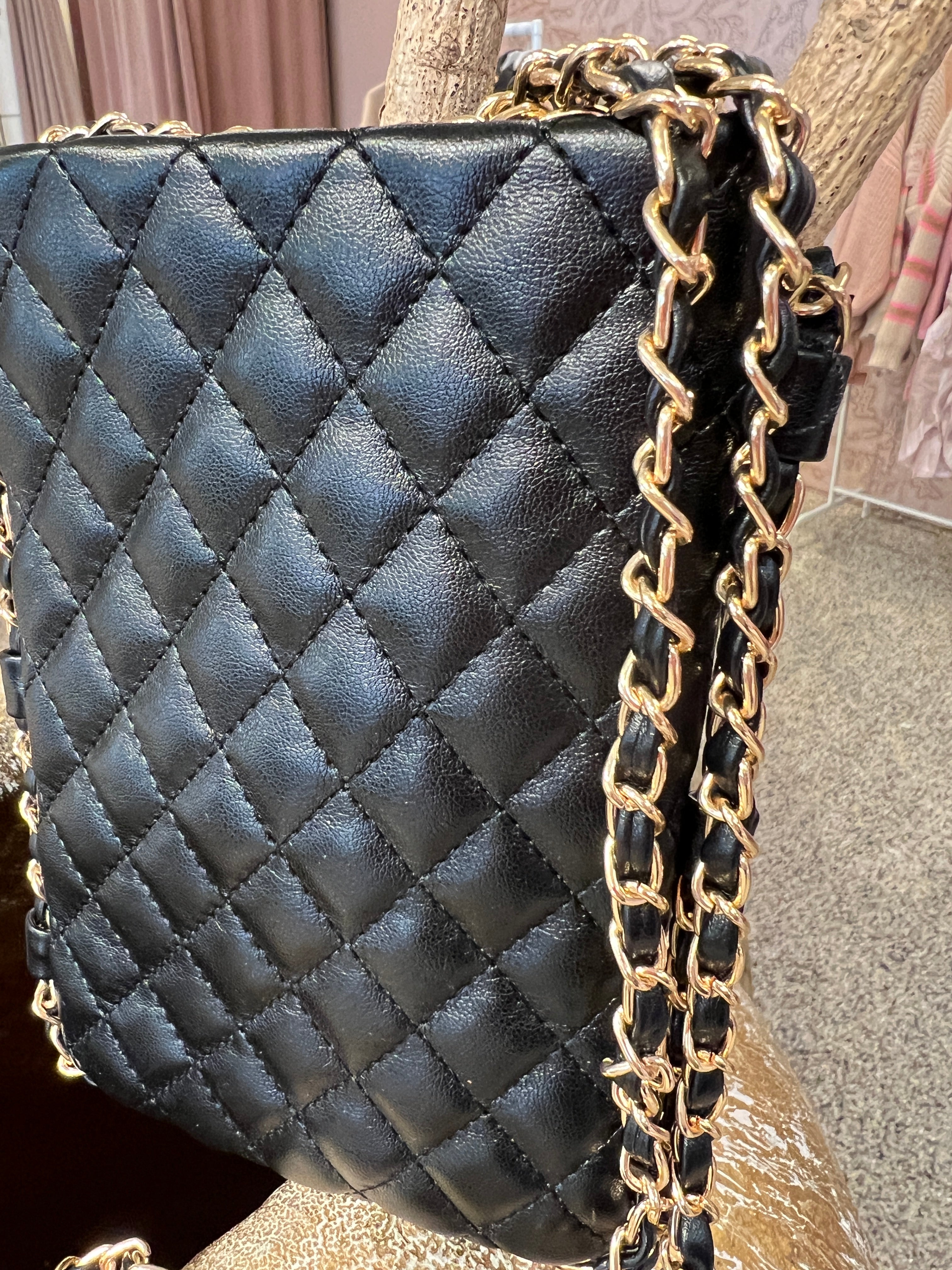 Caroline - Beige liten väska med guldkedja