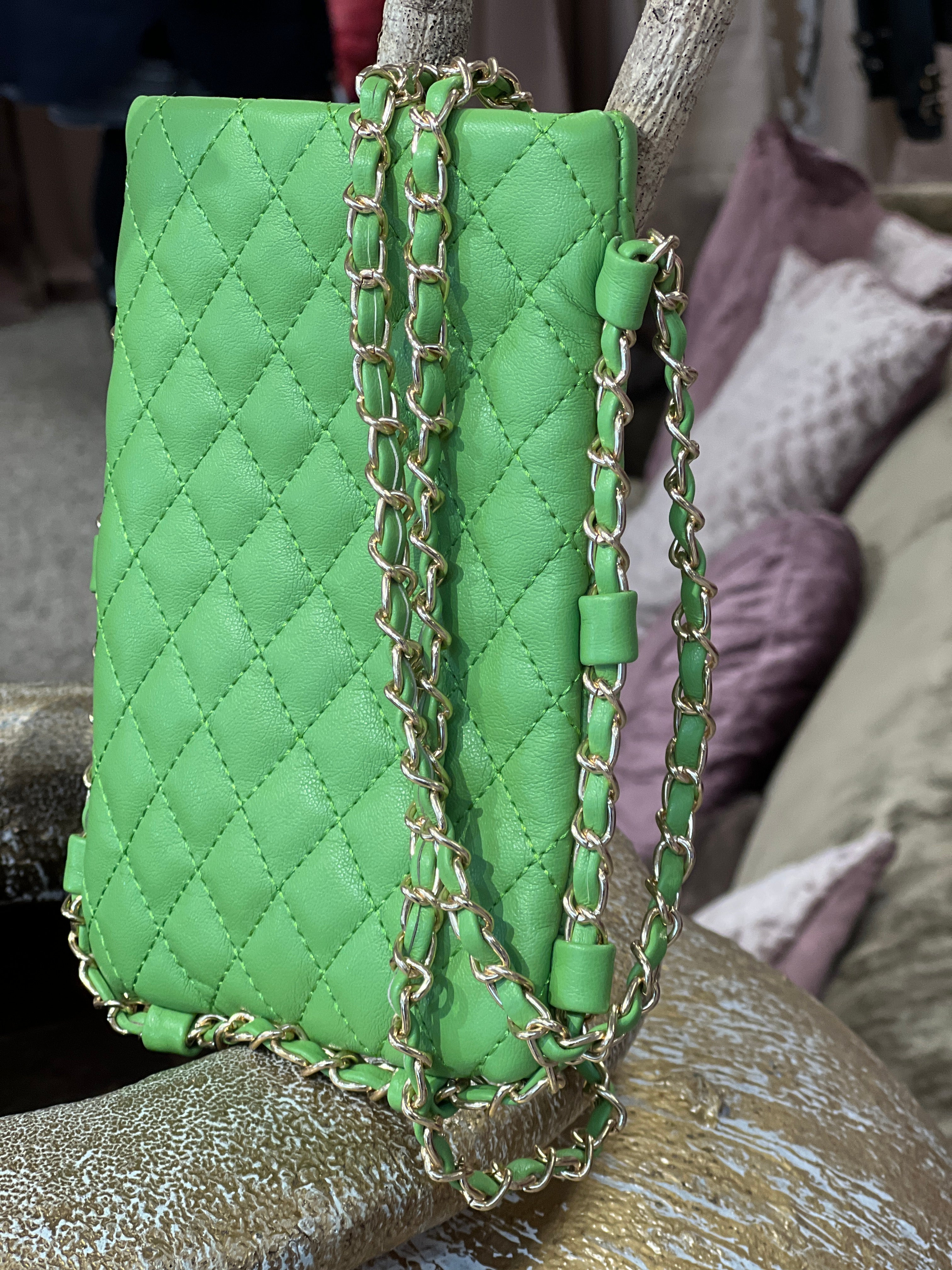 Caroline - Beige liten väska med guldkedja