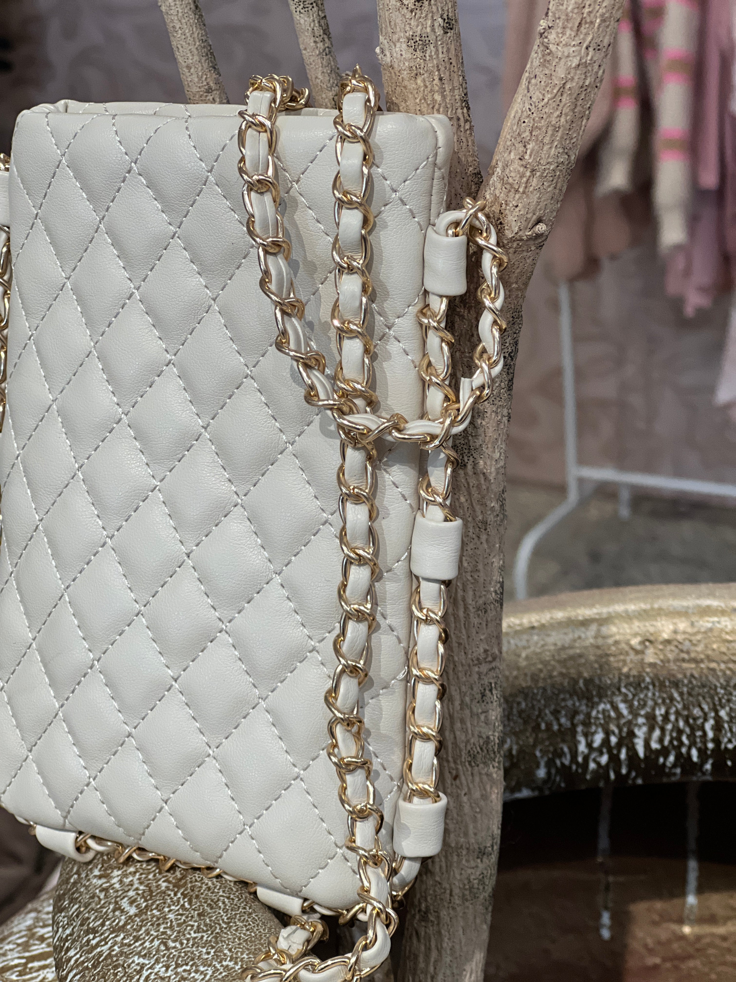 Caroline - Beige liten väska med guldkedja