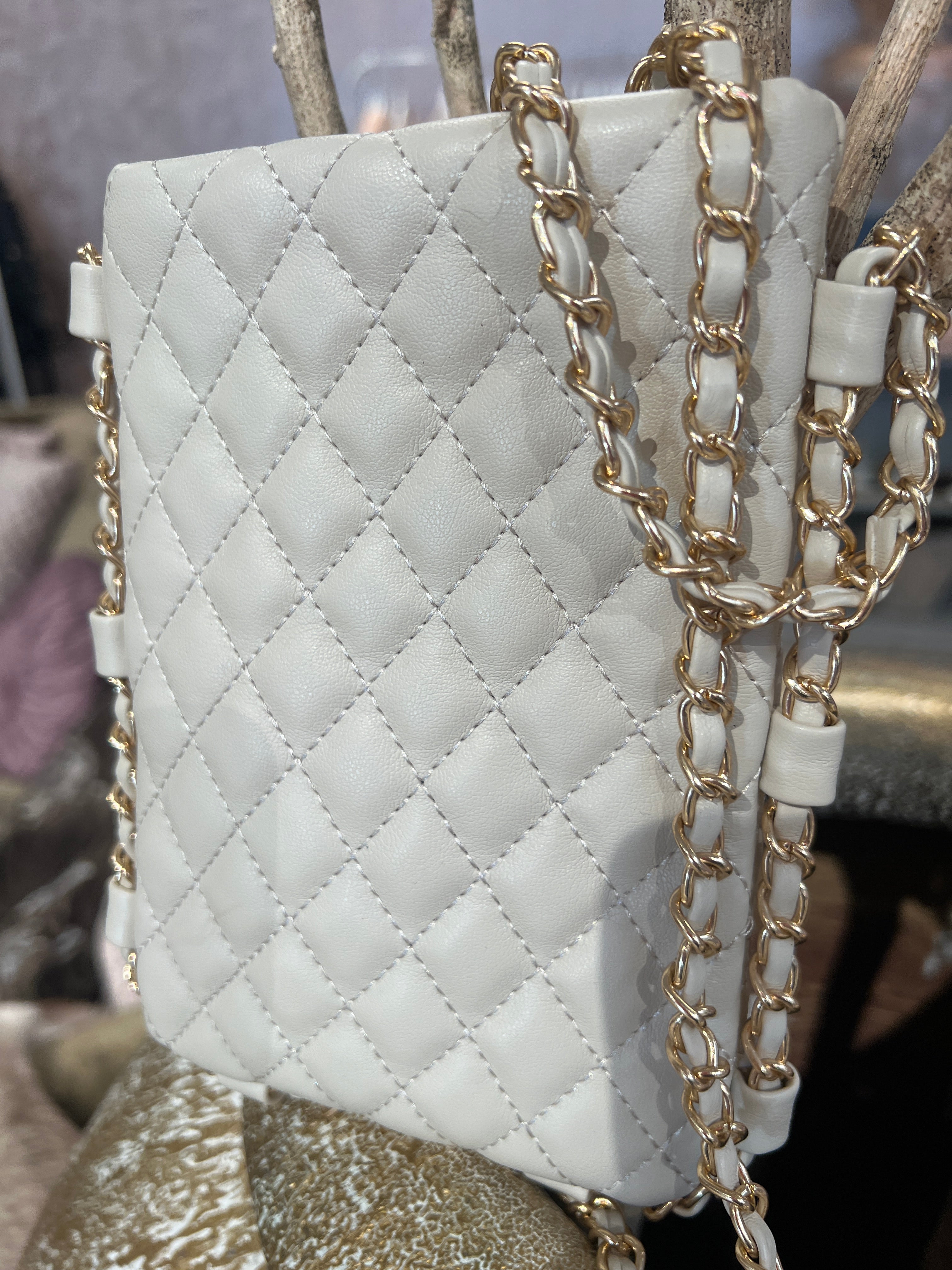 Caroline - Beige liten väska med guldkedja