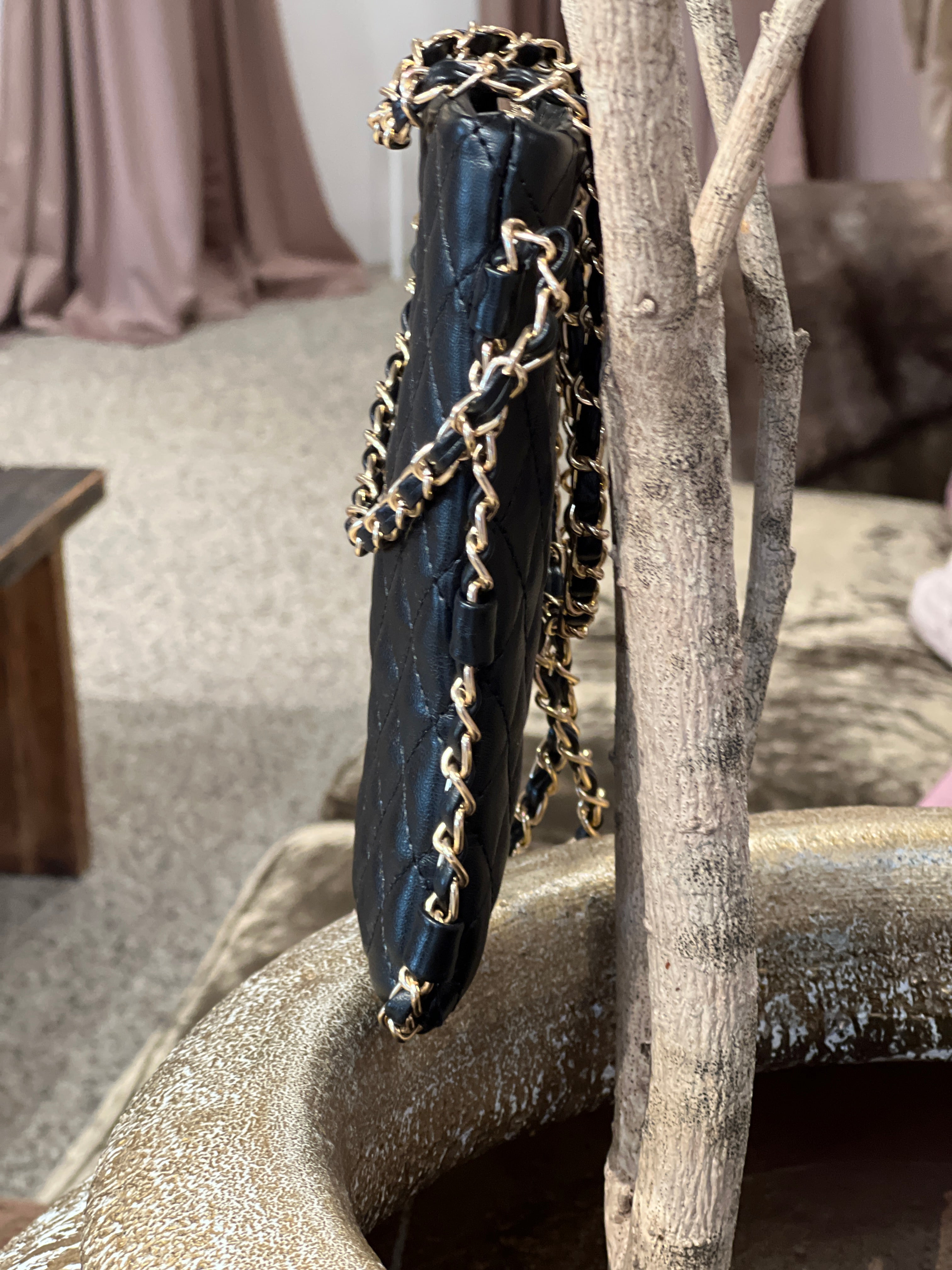 Caroline - Beige liten väska med guldkedja