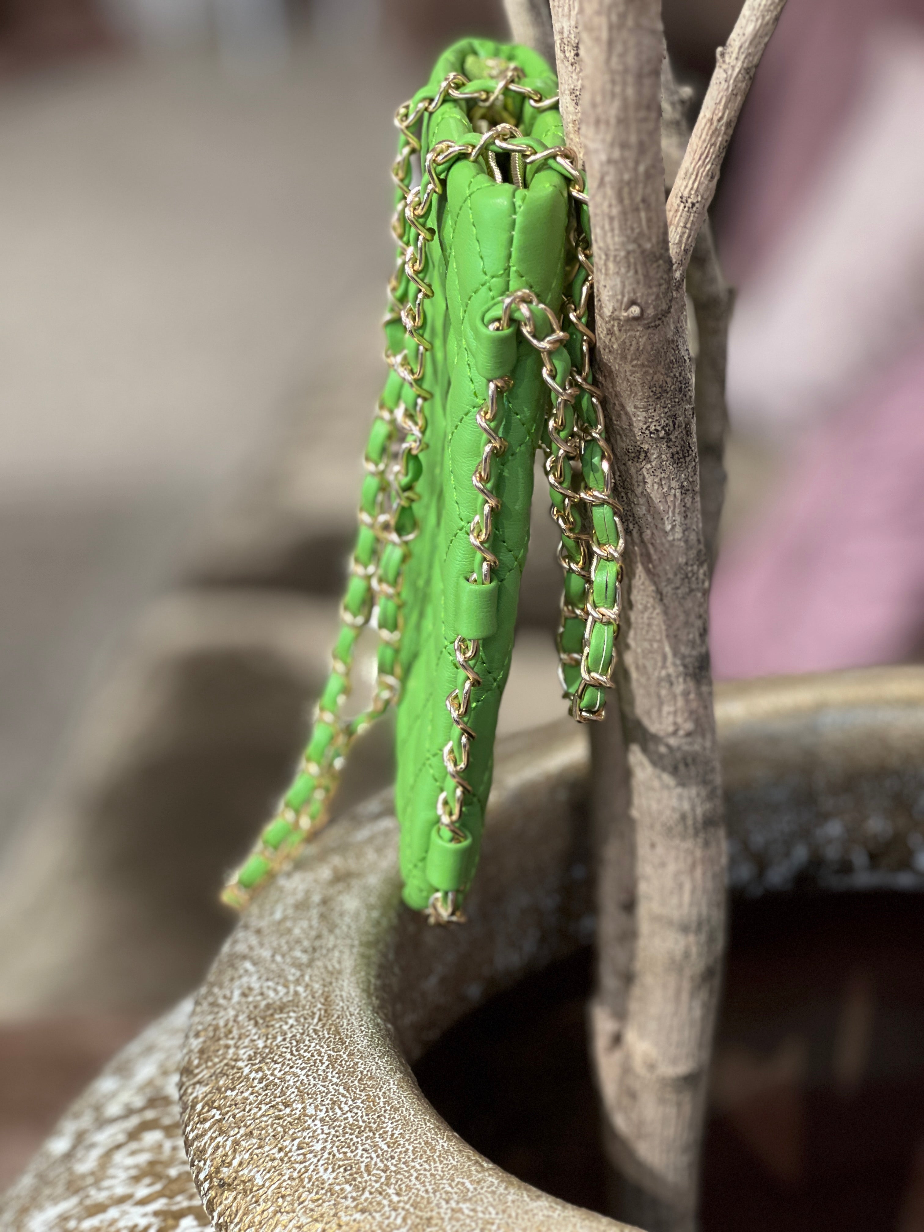 Caroline - Beige liten väska med guldkedja