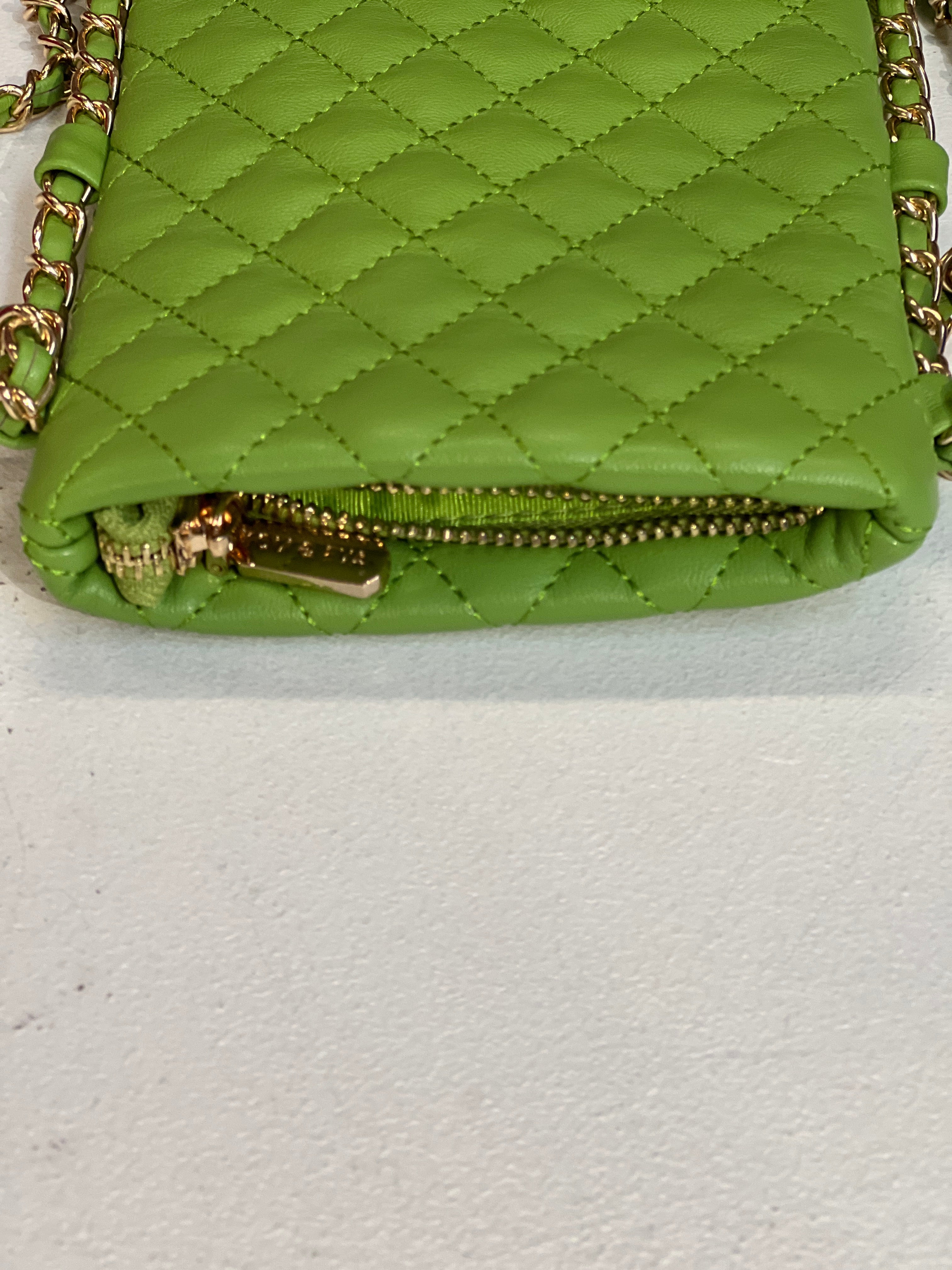 Caroline - Beige liten väska med guldkedja