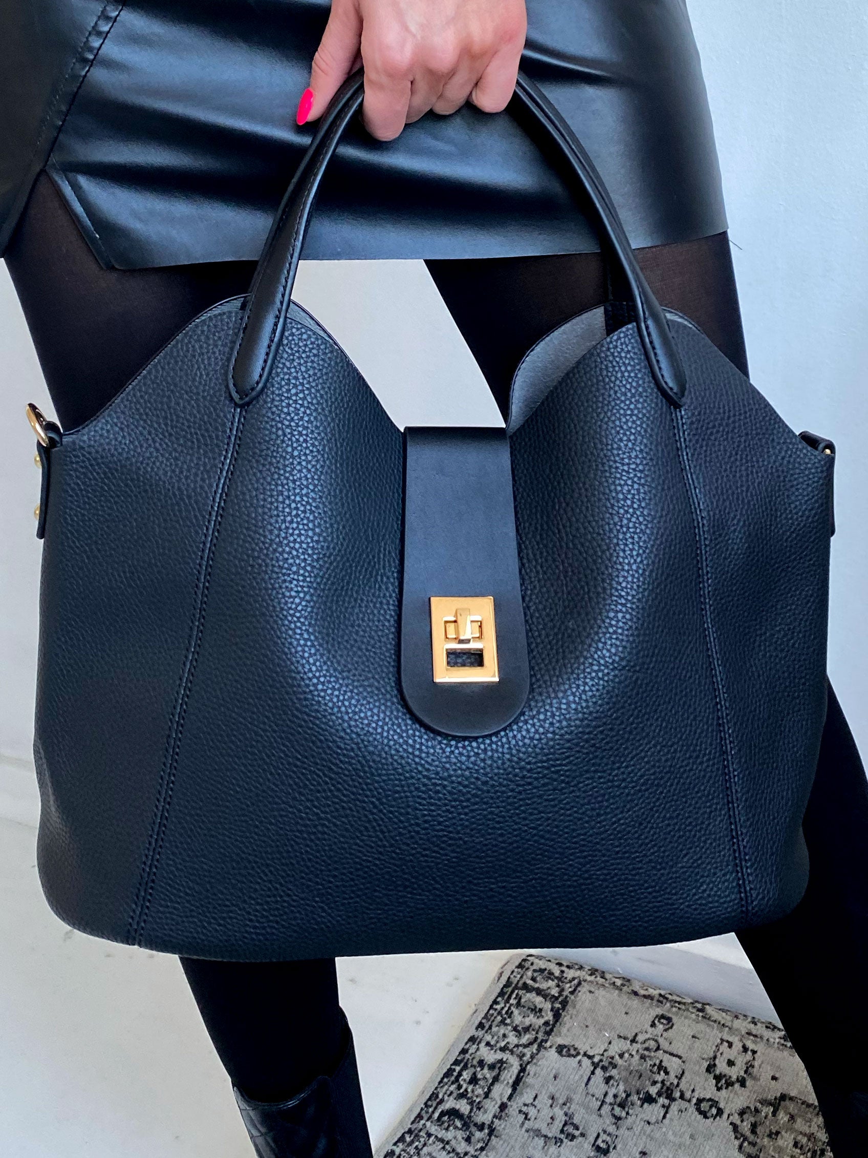 Rasmine - Svart shoppingväska med guldlås