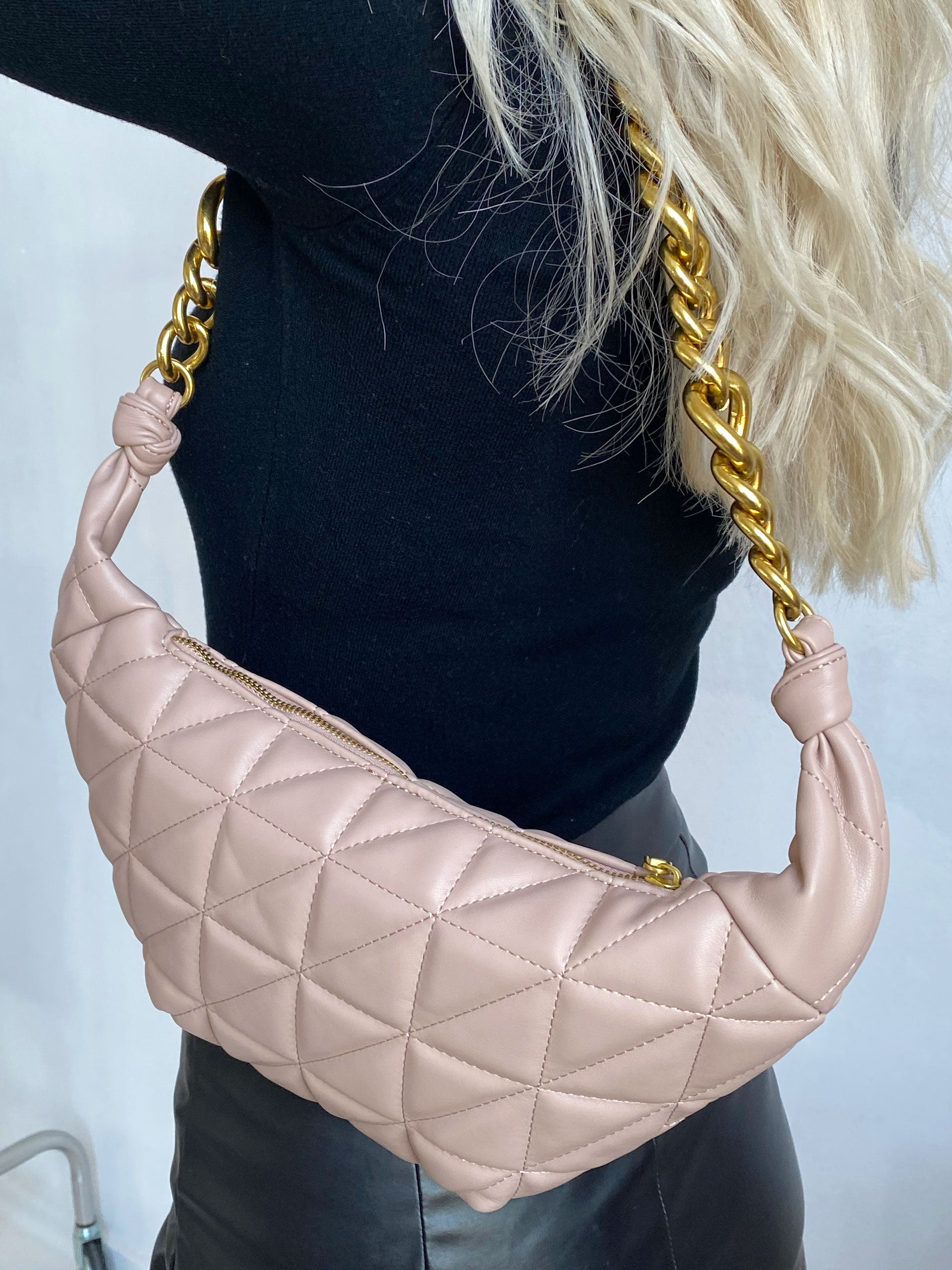 Gloria - Beige handväska med stor guldkedja