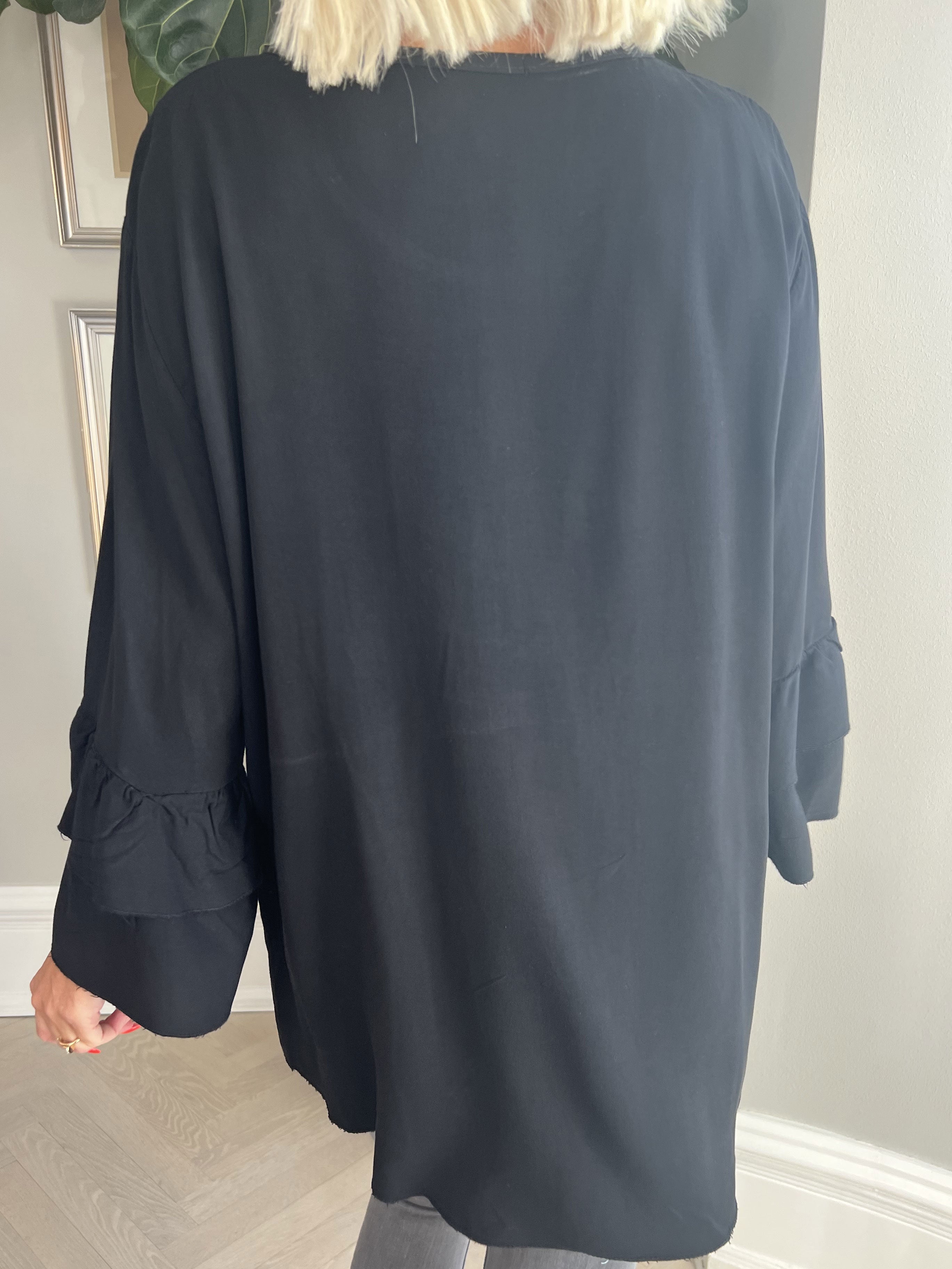 Kayla - Söt blus i viskos med volanger på ärmarna