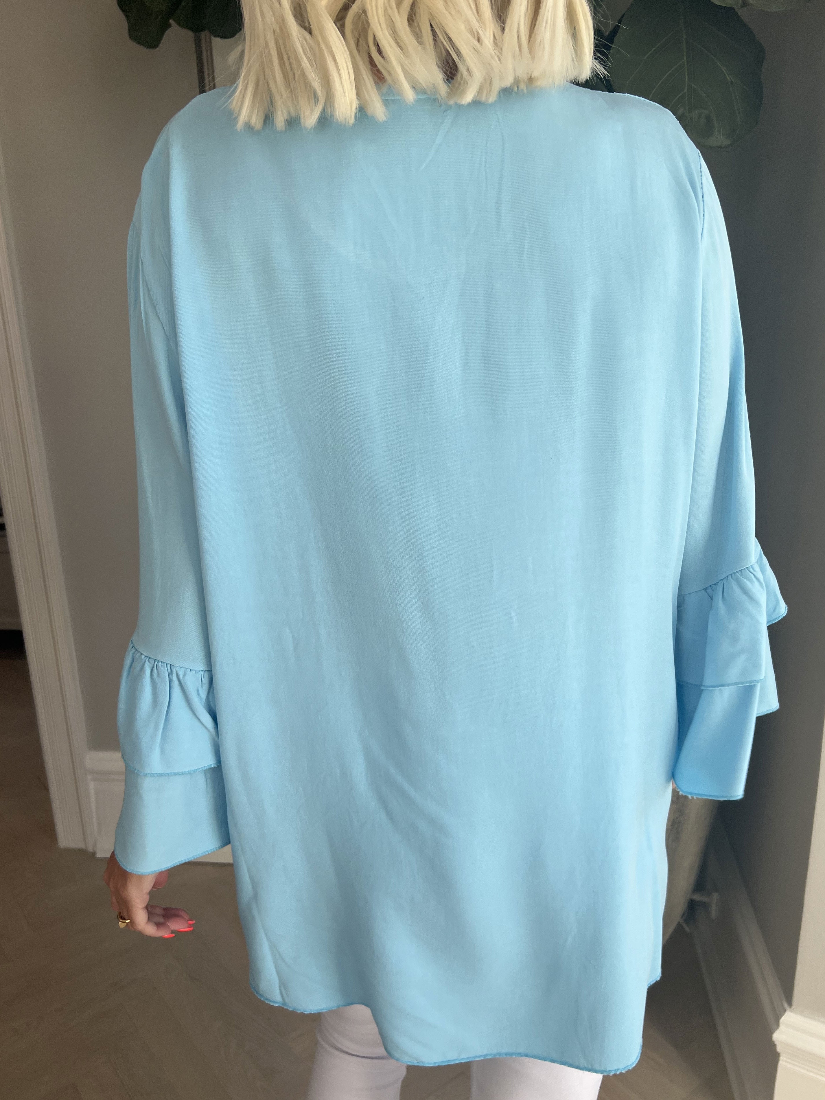 Kayla - Söt blus i viskos med volanger på ärmarna