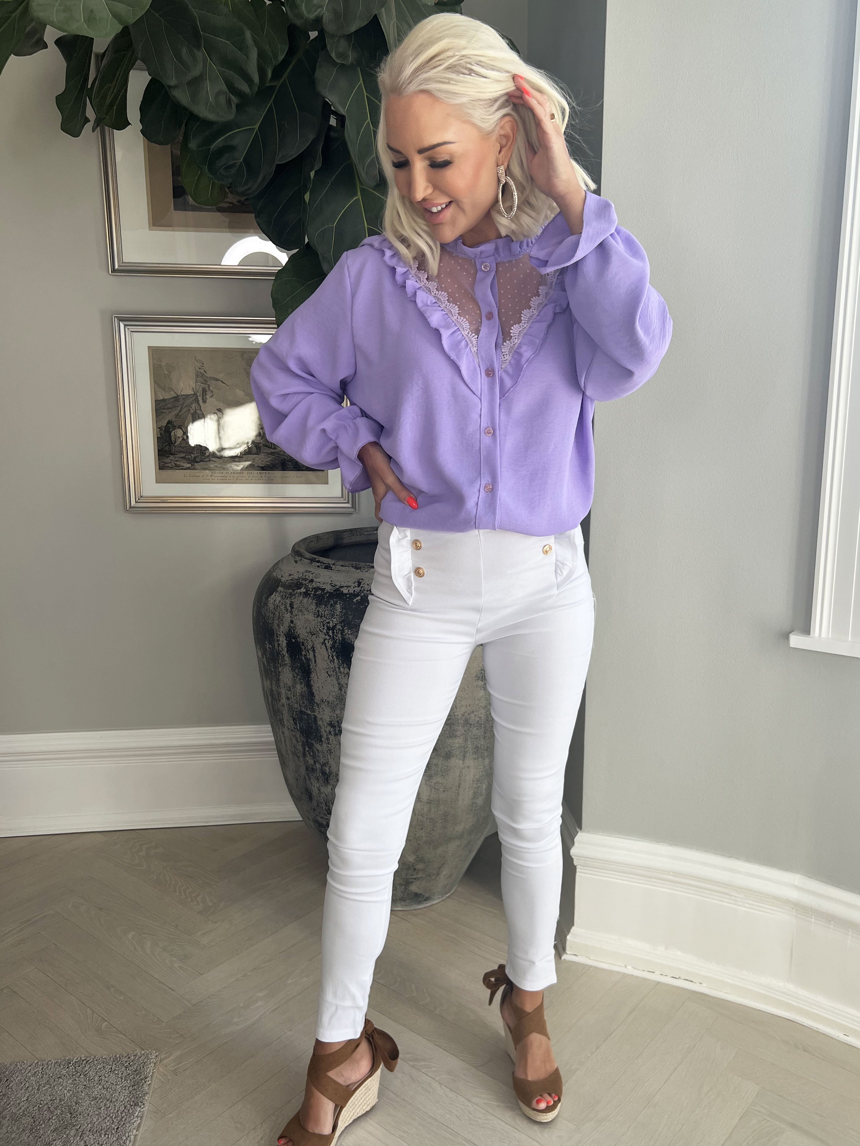 Kaya - Byxor med guldknappar och volangfåll