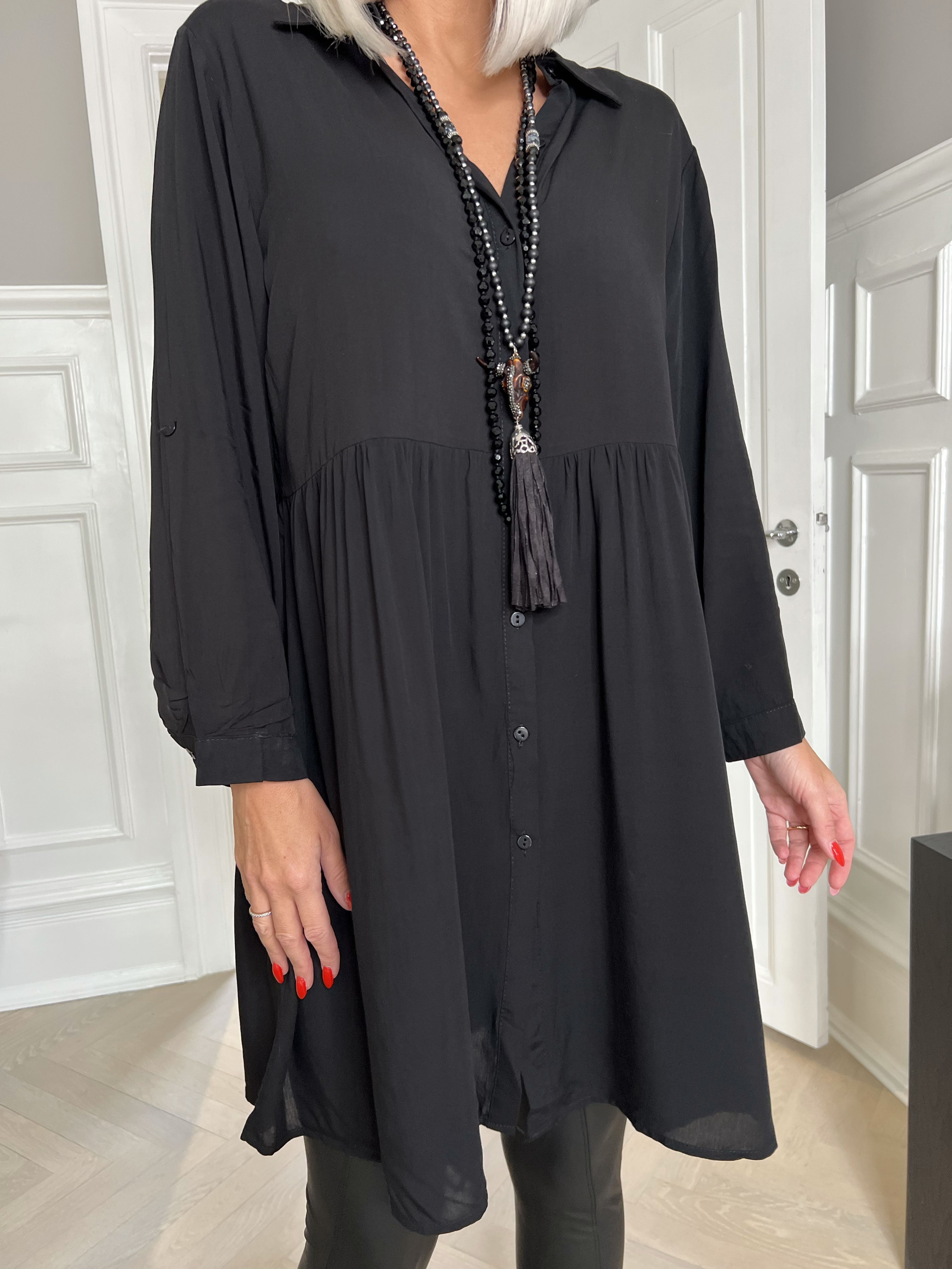 Katinka - Skjortklänning i lös passform - Black