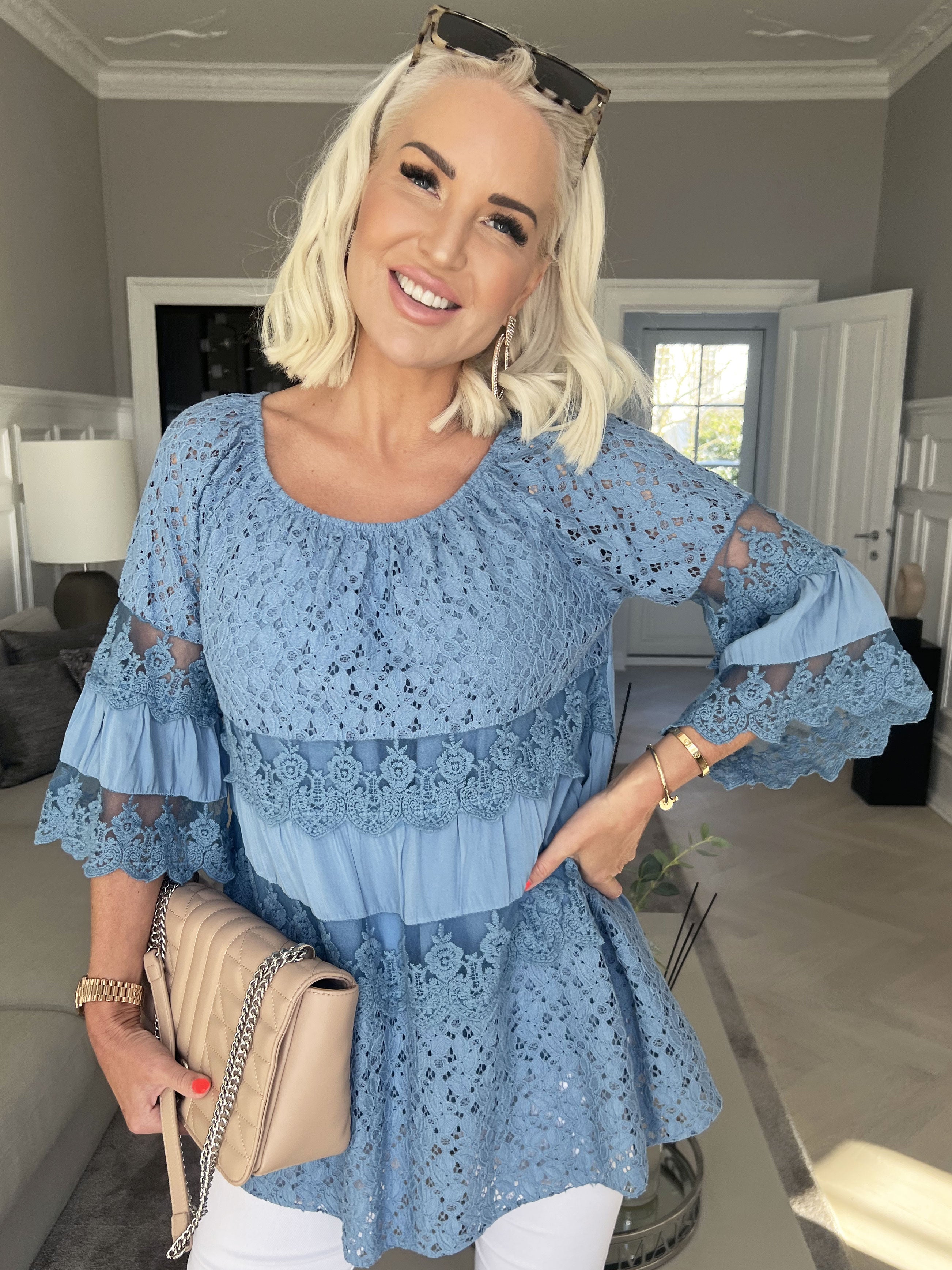 Ofelia - Söt spetstunika med resår i urringningen