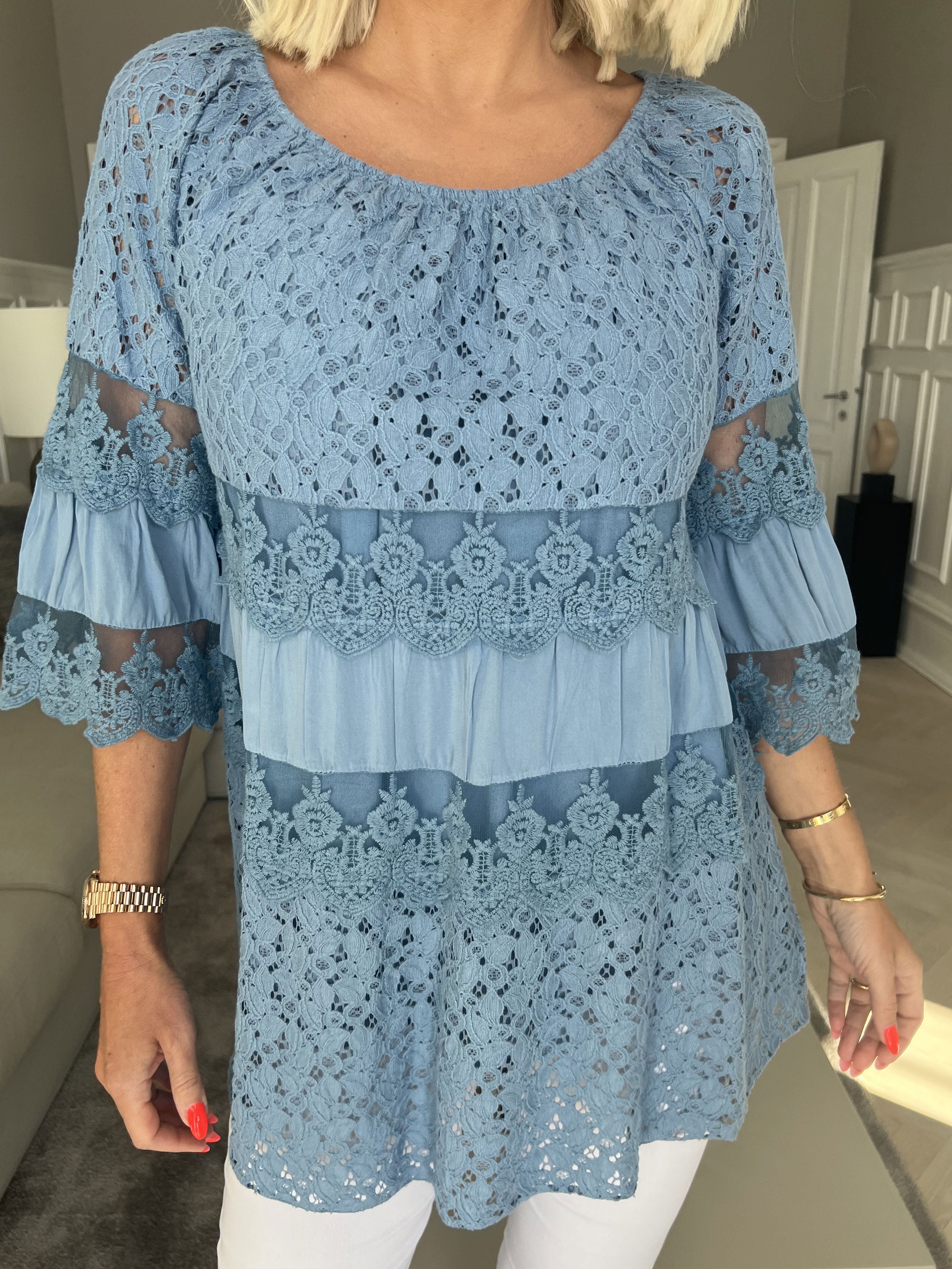 Ofelia - Söt spetstunika med resår i urringningen