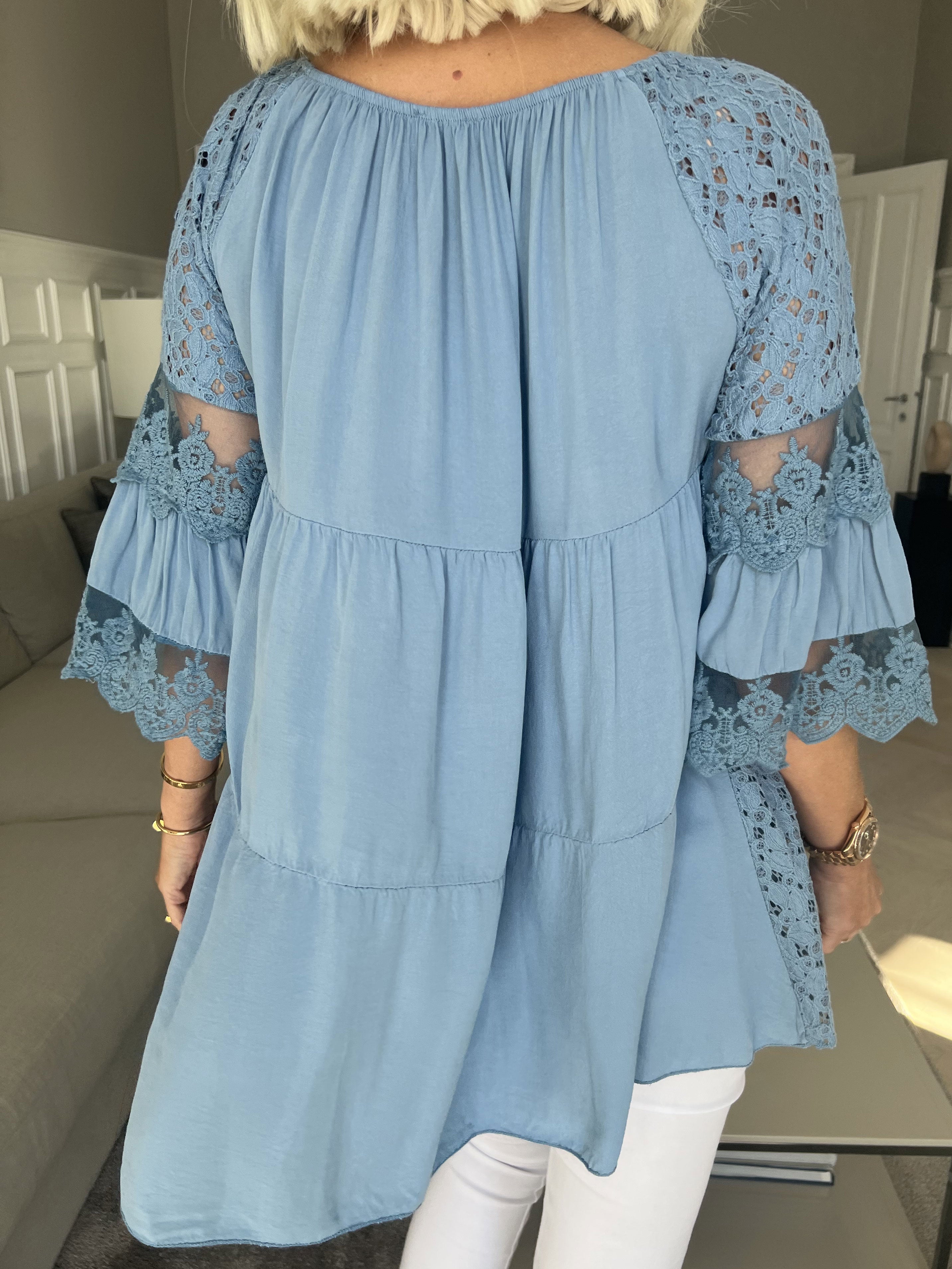 Ofelia - Söt spetstunika med resår i urringningen