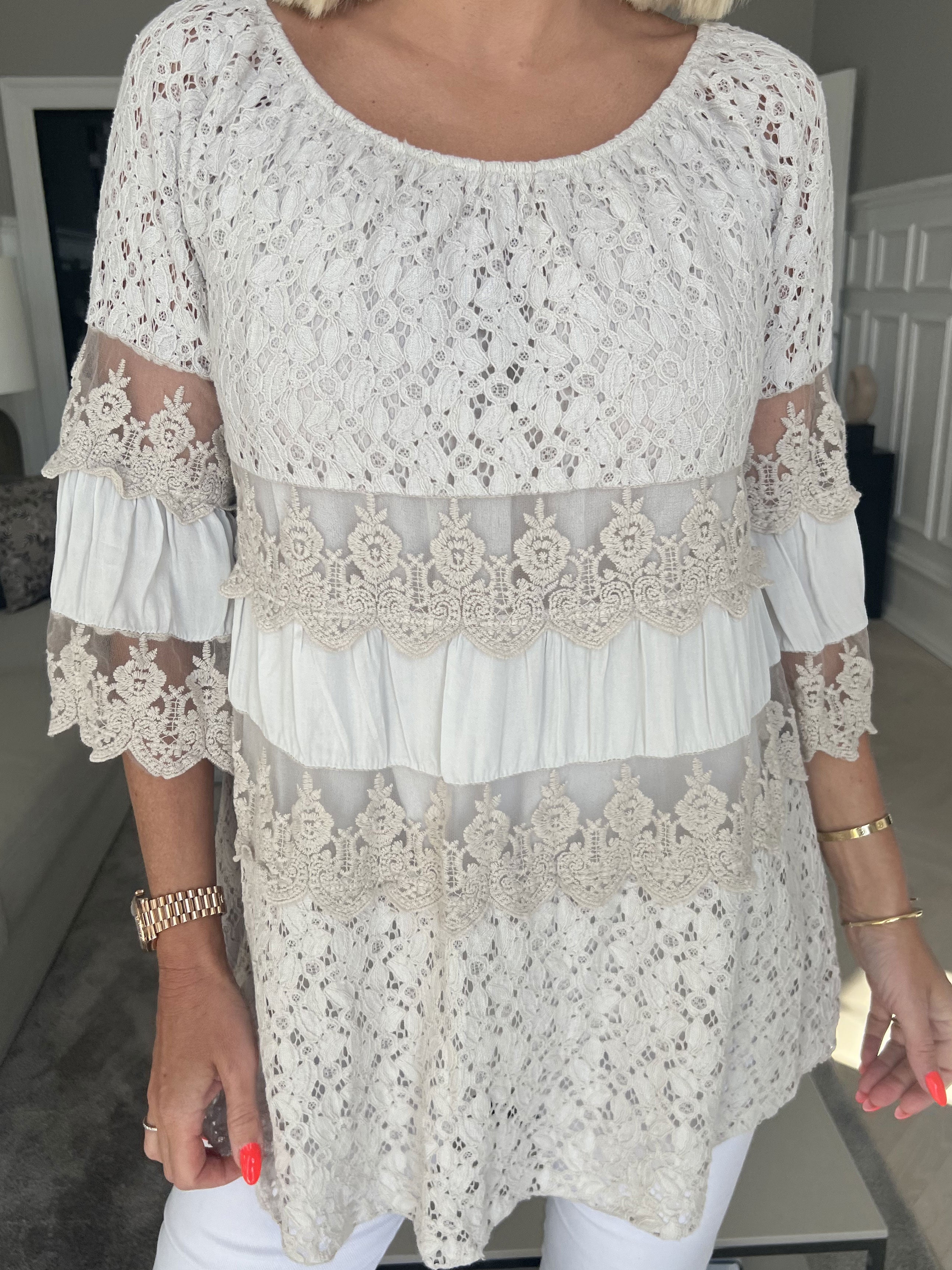 Ofelia - Söt spetstunika med resår i urringningen