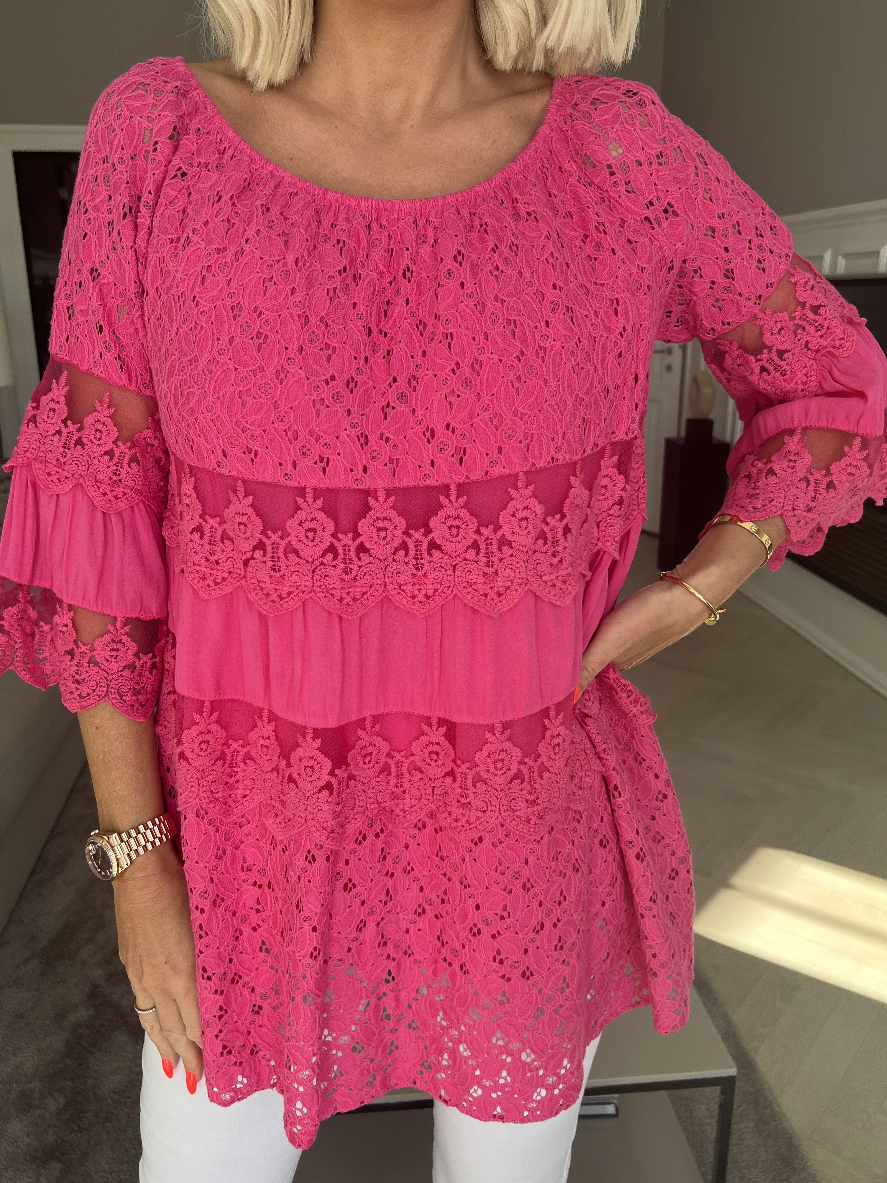 Ofelia - Söt spetstunika med resår i urringningen