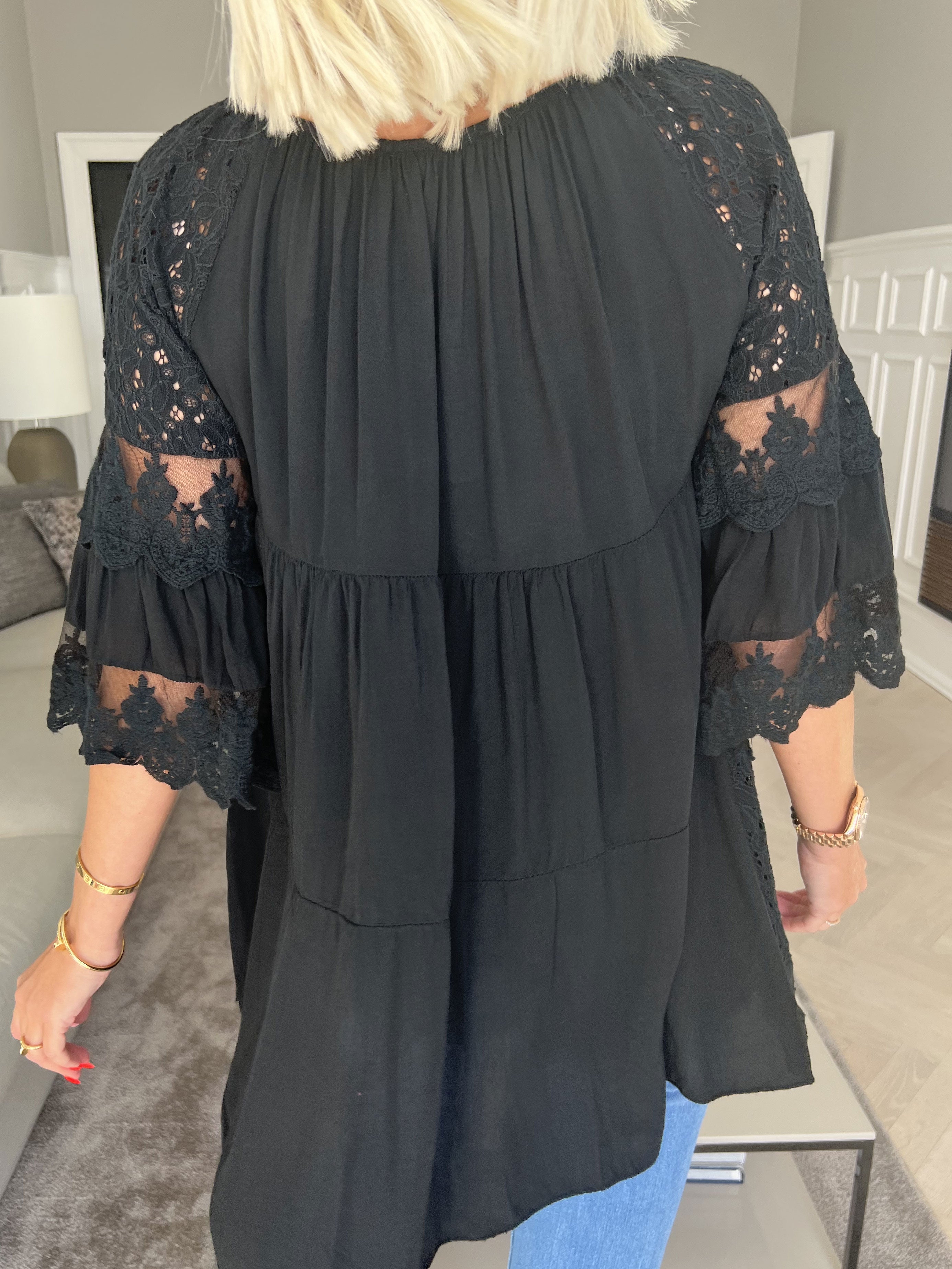 Ofelia - Söt spetstunika med resår i urringningen