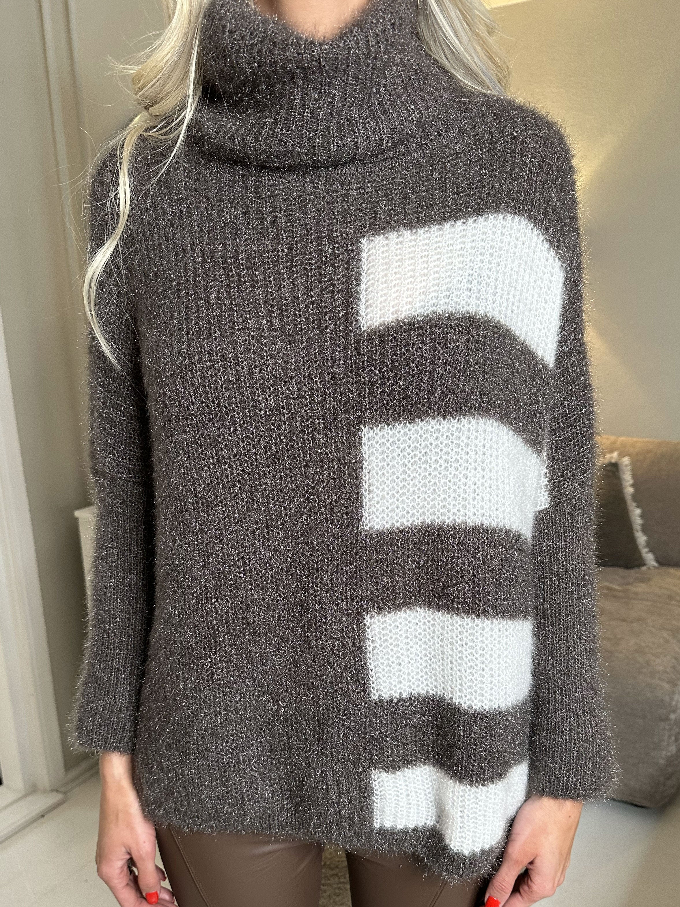 Tess - Söt fluffig stickning med ränder