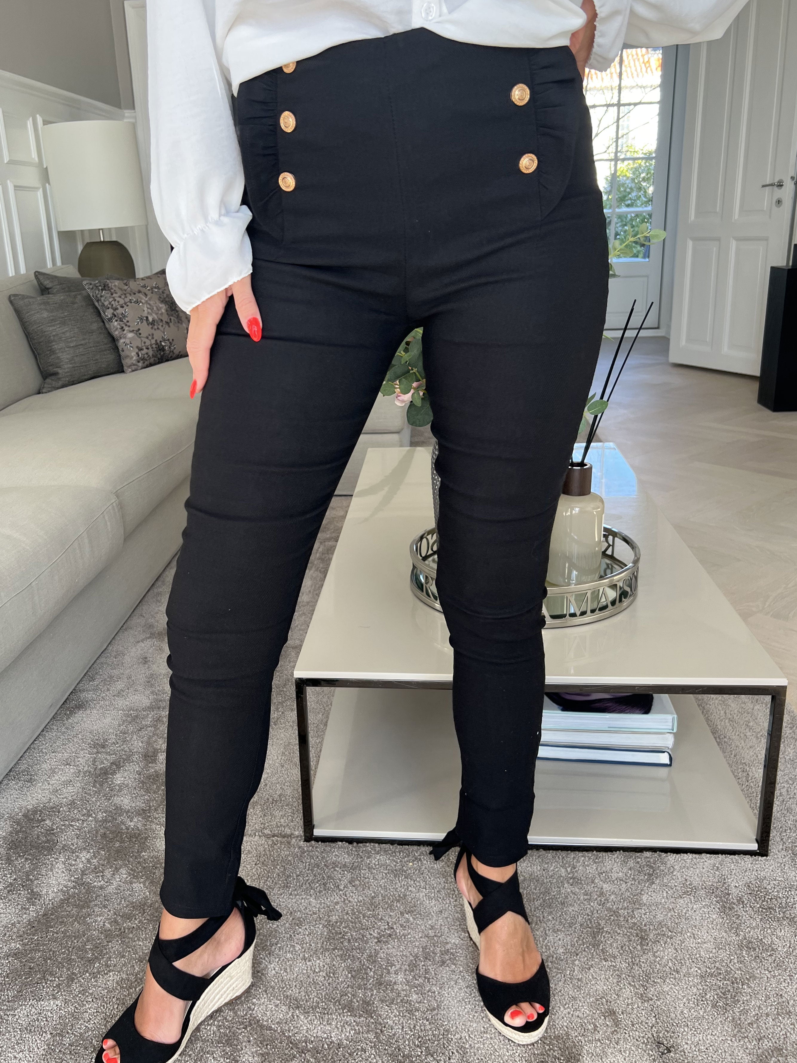 Kaya - Byxor med guldknappar och volangfåll