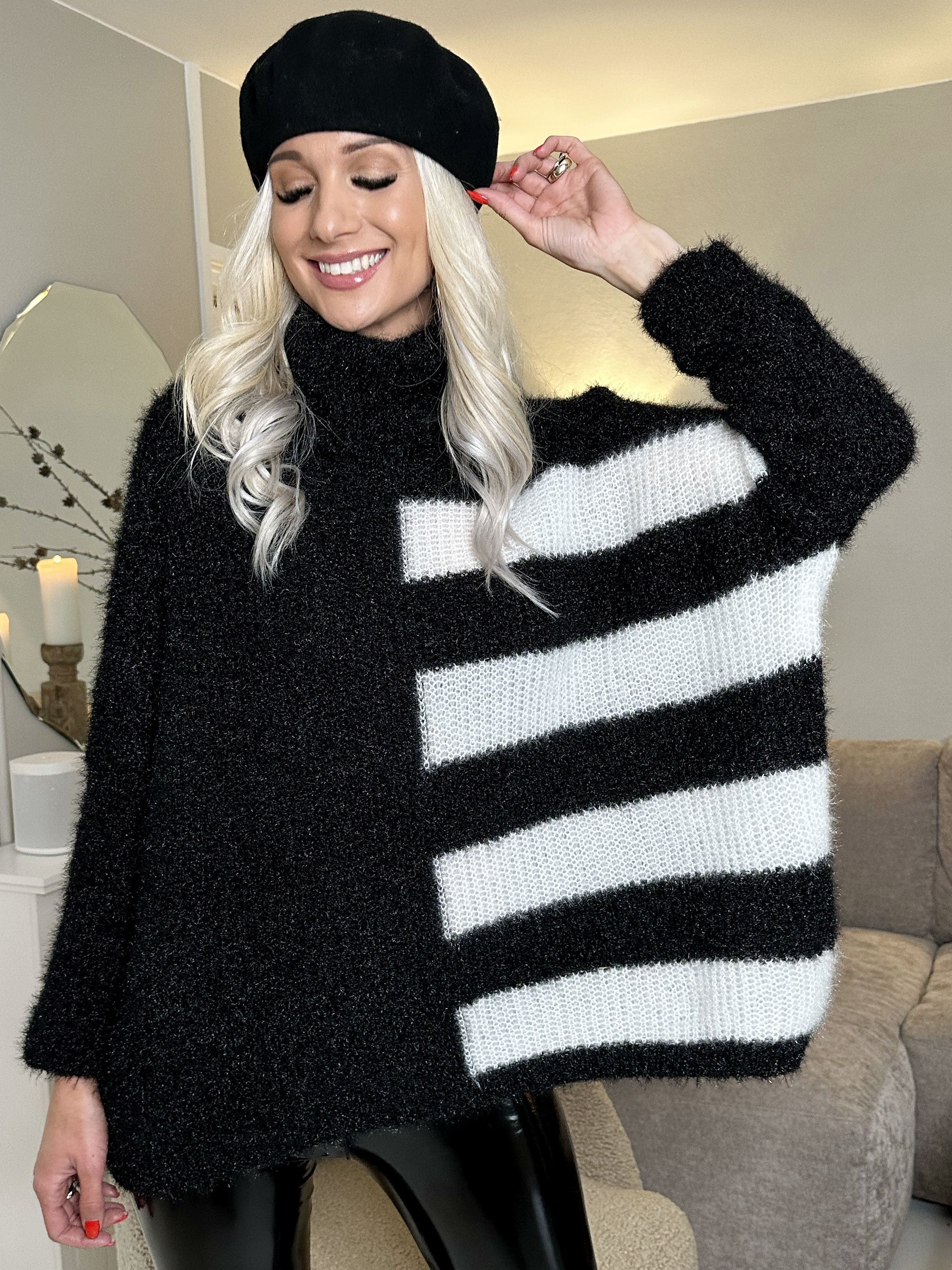 Tess - Söt fluffig stickning med ränder