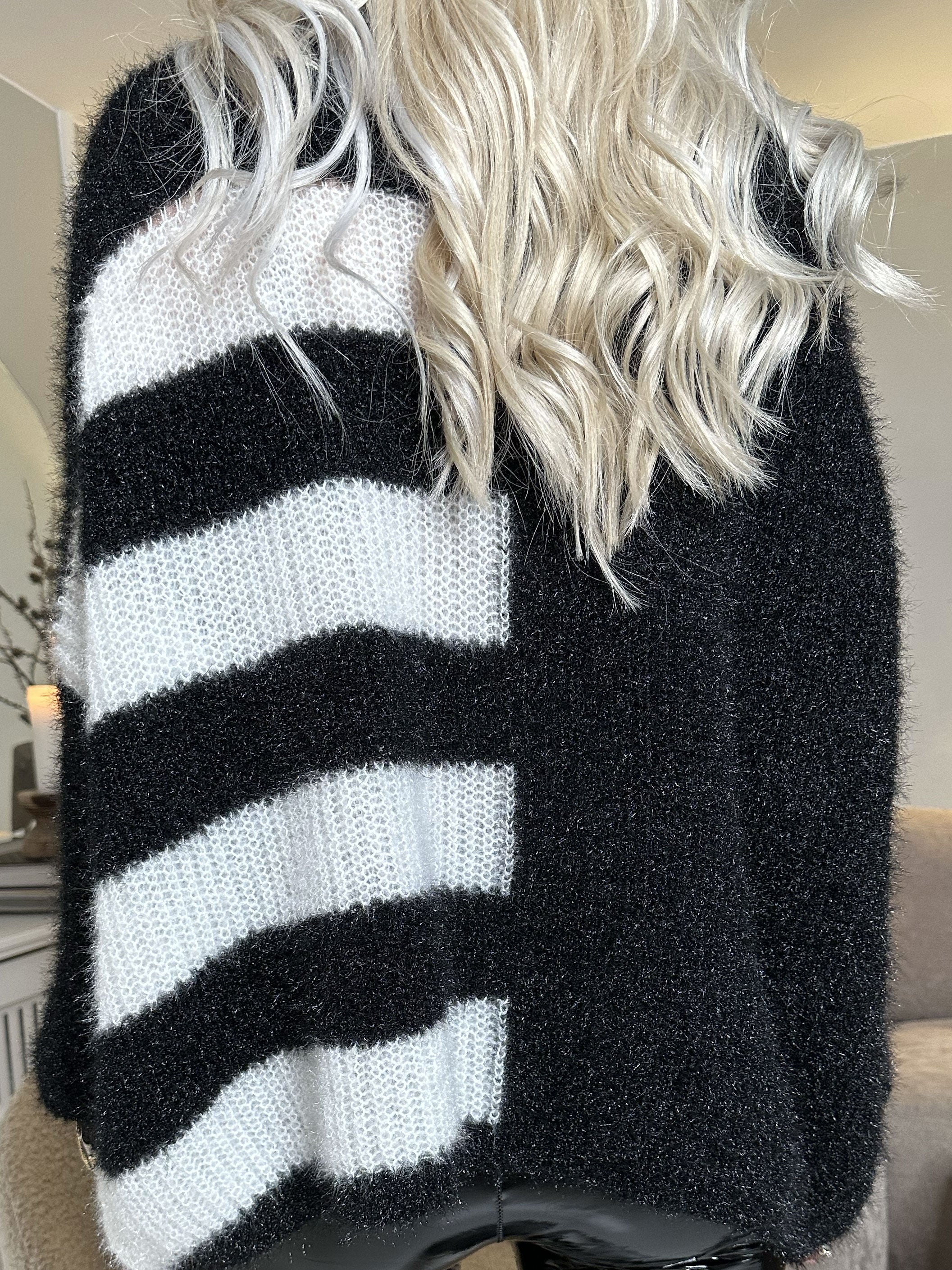 Tess - Söt fluffig stickning med ränder