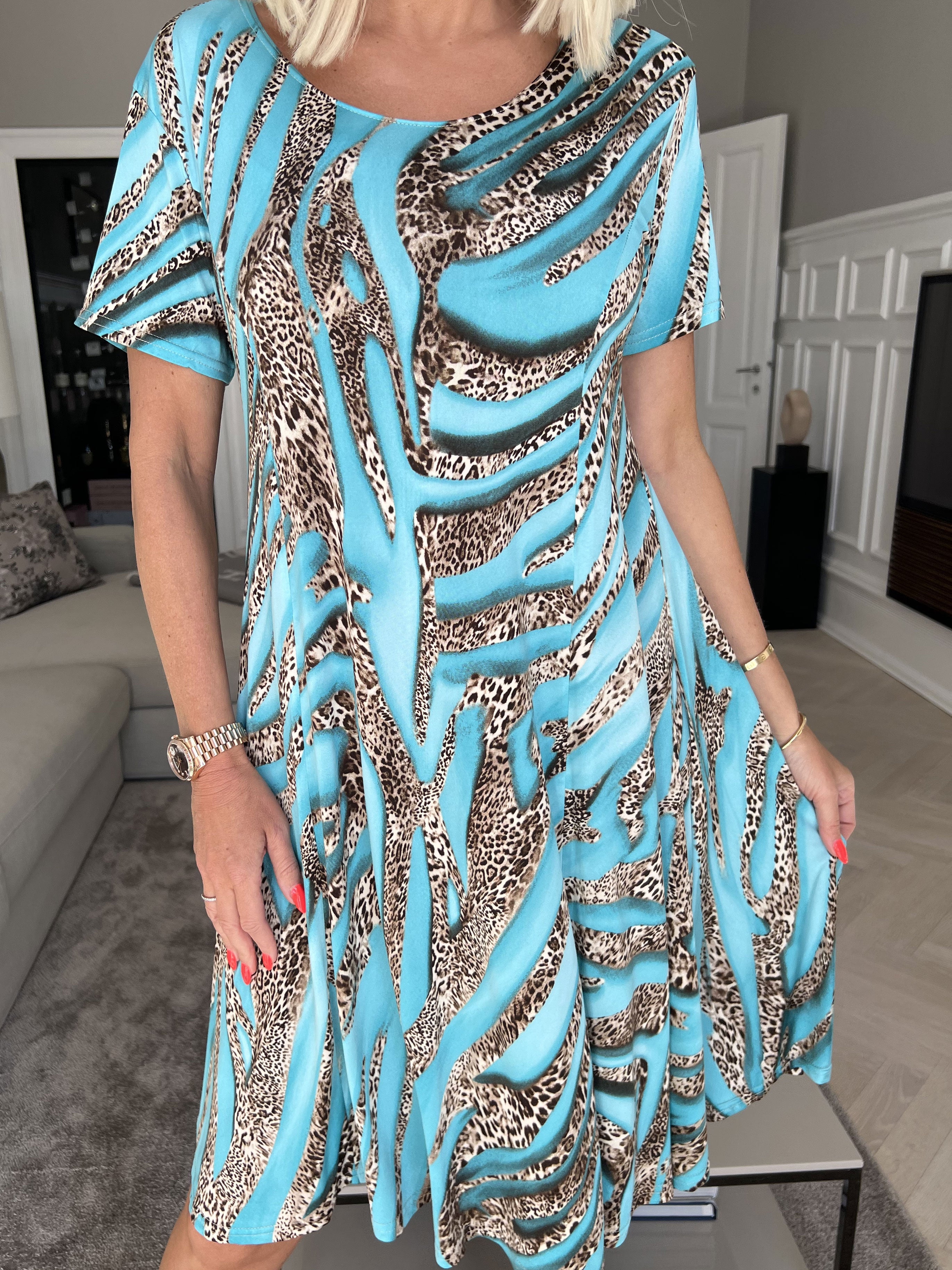 Lala - Elastisk klänning med ränder i leopardmönster