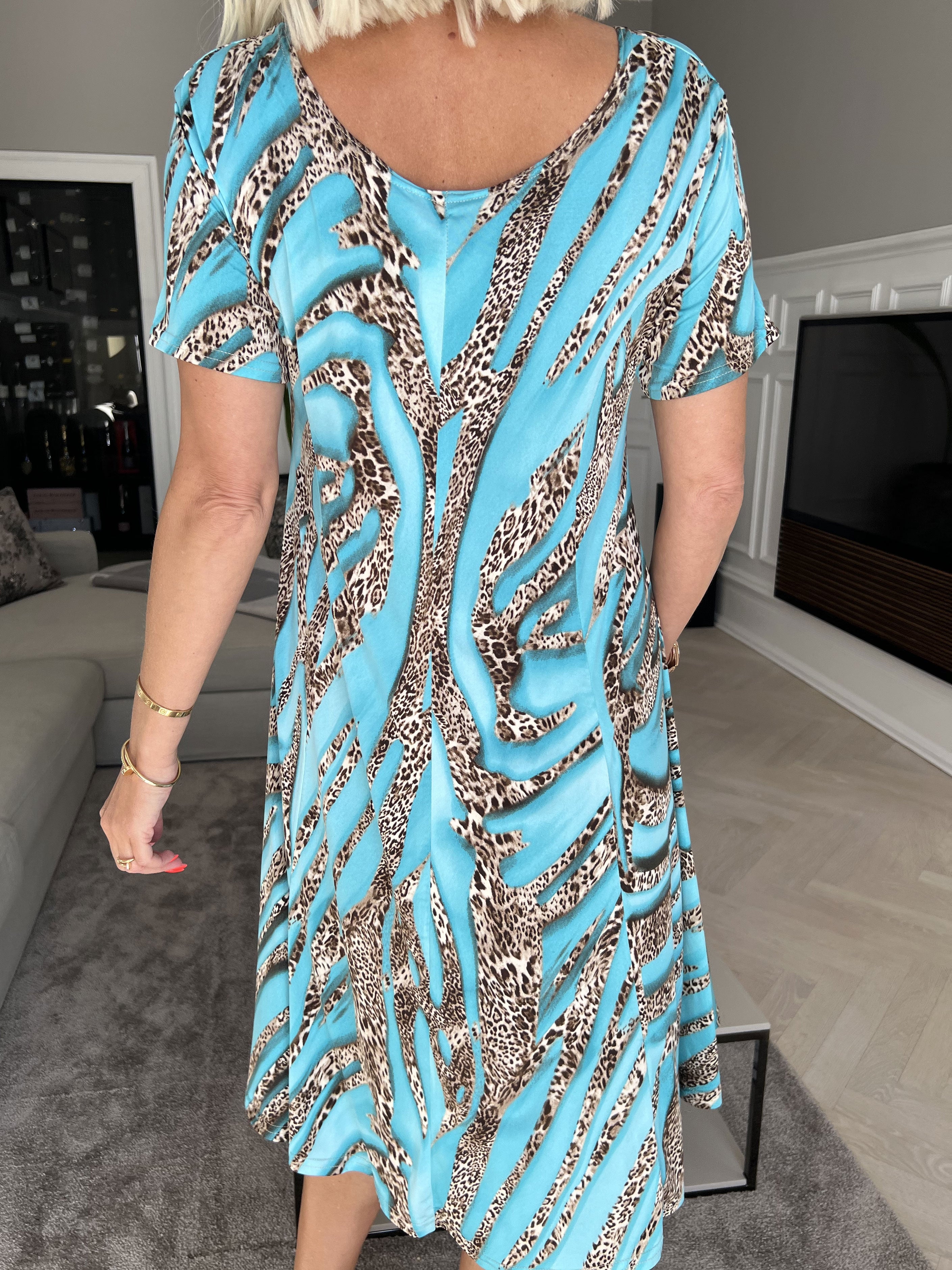 Lala - Elastisk klänning med ränder i leopardmönster