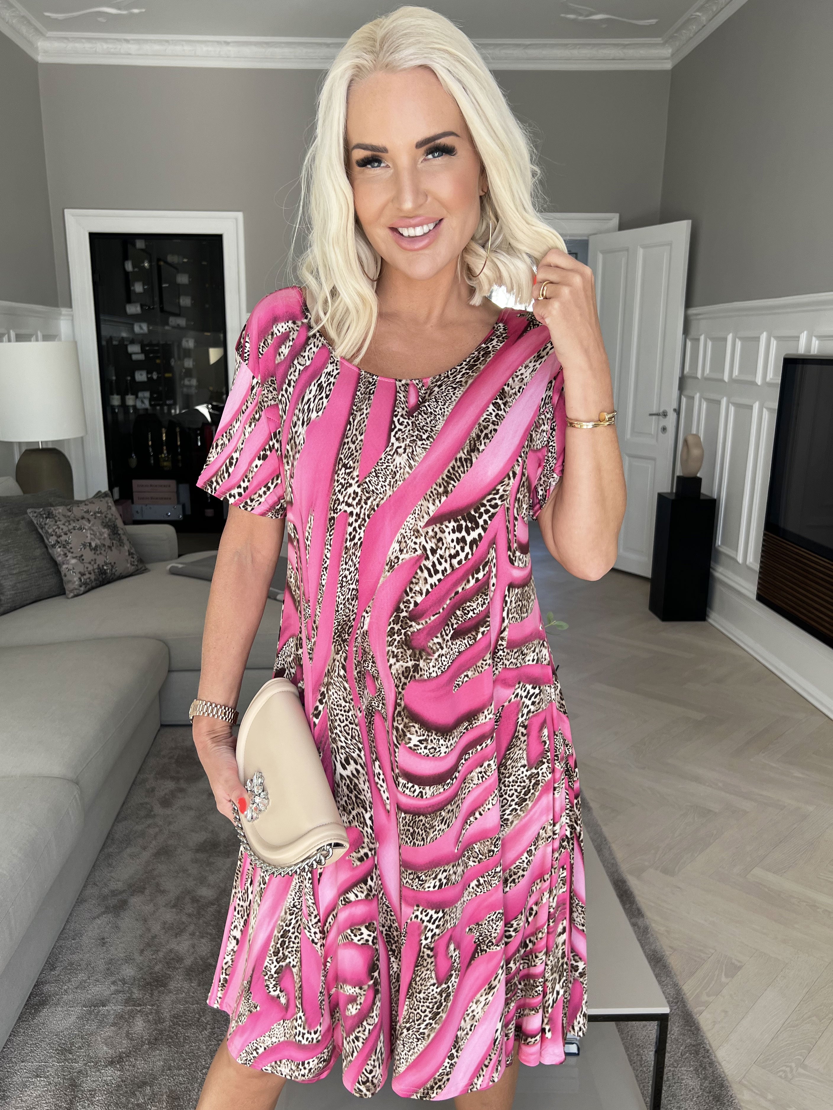 Lala - Elastisk klänning med ränder i leopardmönster